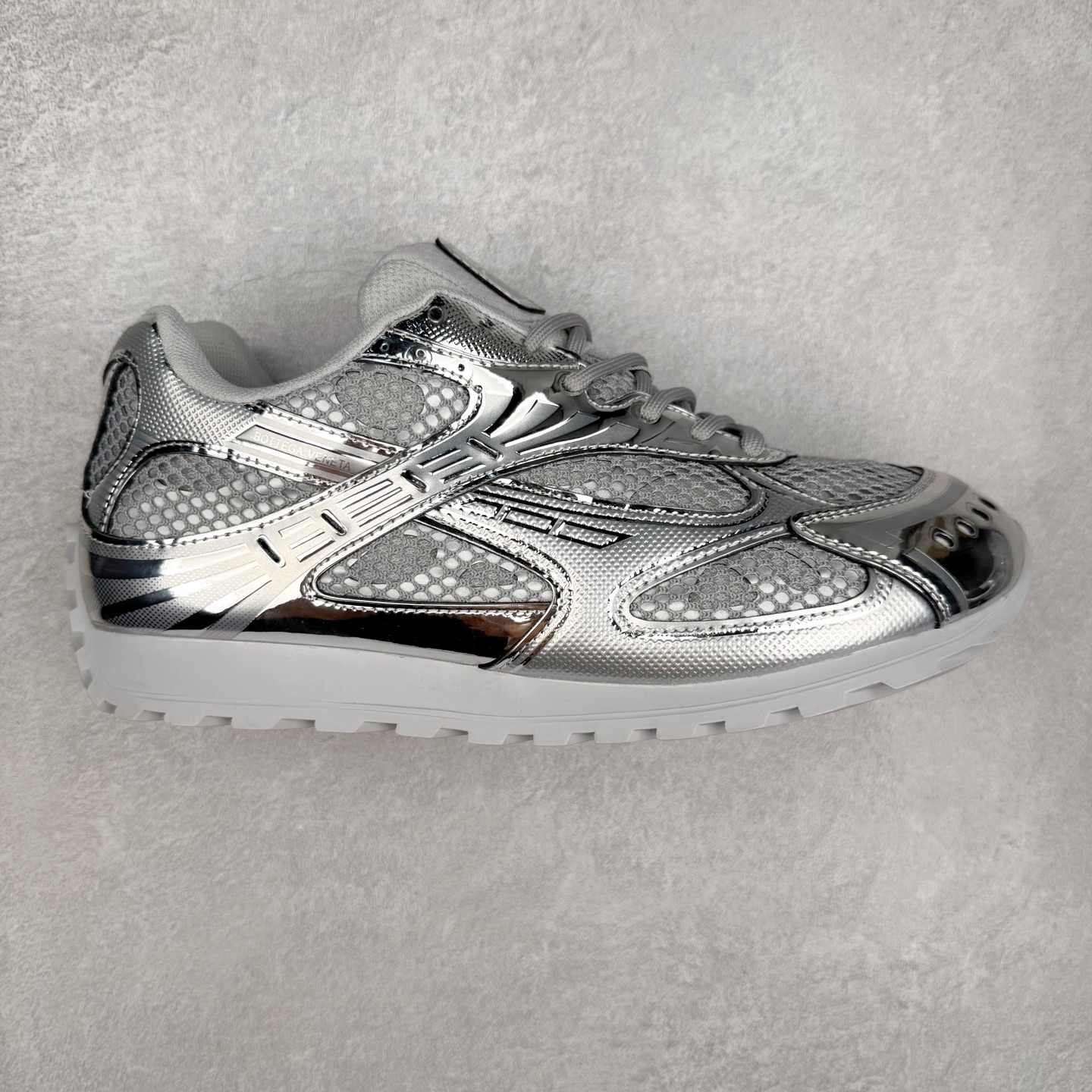 BOTTEGA VENETA Orbit Runner BV葆蝶家时尚休闲王一博同款老爹鞋运动鞋 原版开发 一比一打造 相似度百分之99以上 市场一梯队级别品质 区别市场任何标文顶级品质版本 采用轻质科技网布面料 搭配几何图案设计橡胶外底 王炸系列 高版本 认准套包工艺 实际增高很多哦 还是一样显腿细非常nice 耐玩耐造 对标对版 套包鞋工艺 认准高版本 大底选用拼色TPU大底 配置原版包装 尺码：35 36 37 38 39 40 41 42 43 44 45-选品中心