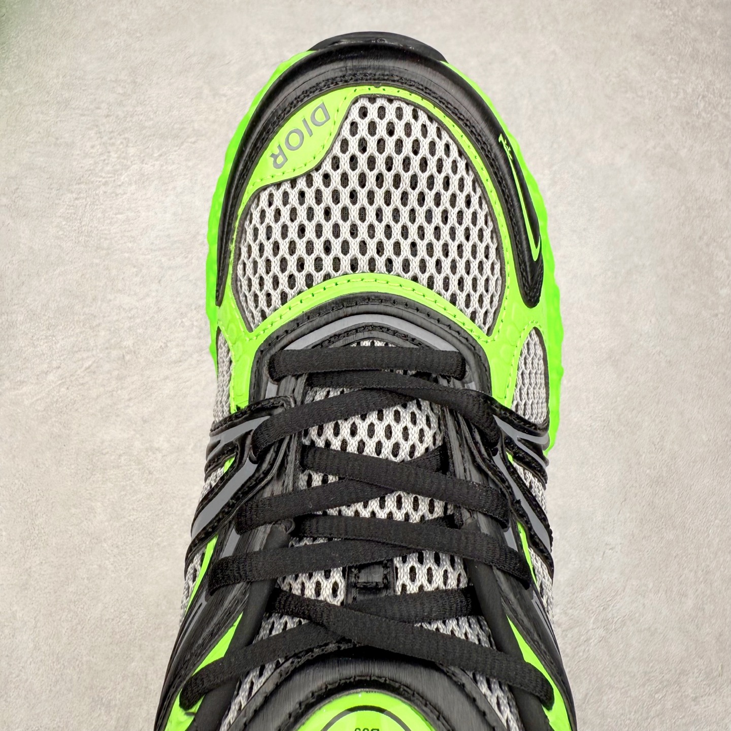 图片[4]-Dior x Kaws迪奥 联名款B35胶囊系列 镂空 网面 原版购入开发 做货 这款名为B35 NXT 的新款运动鞋，采用了 3D打印技术制成镂空式鞋底，鞋身部分则是十分契合当下审美的老爹鞋样式网面拼接与流畅线条布局，将复古千禧感与现代科技感浑然融为一体；且从当前已曝光的版本来看，这双新鞋款还提供了亮色系、暗色系，以及复古低饱和色系等不同风格配色方案选择，在不同风格造型中都有着十分不俗的兼容性。将前沿科技与复古审美相结合的鞋履新作 配送专柜精美包装🛍📦 ▪面料： 原版定制进口网面+科技面料 ▪内里：定制进口透气网里 ▪鞋底：原版开模防滑橡胶材质 ▪底厚：6CM ▪尺码： 35-45-选品中心