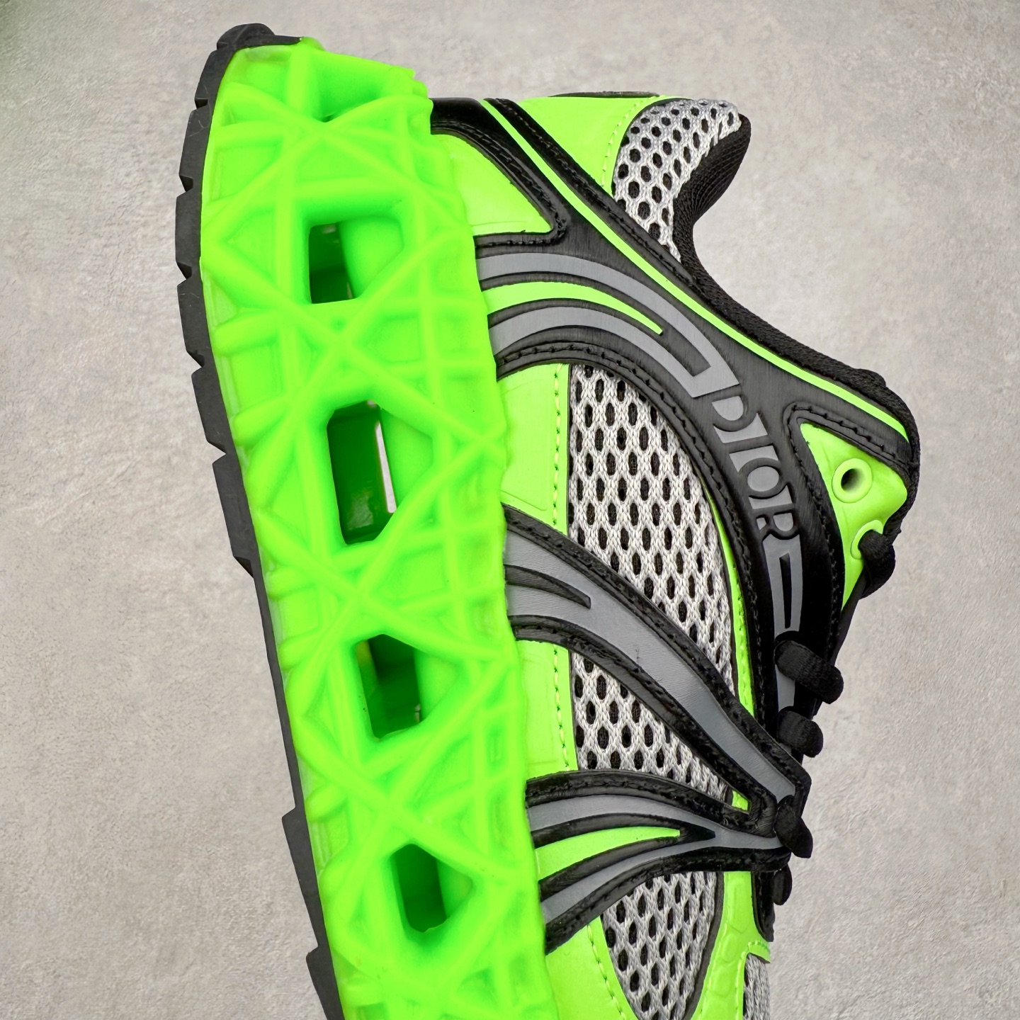 图片[6]-Dior x Kaws迪奥 联名款B35胶囊系列 镂空 网面 原版购入开发 做货 这款名为B35 NXT 的新款运动鞋，采用了 3D打印技术制成镂空式鞋底，鞋身部分则是十分契合当下审美的老爹鞋样式网面拼接与流畅线条布局，将复古千禧感与现代科技感浑然融为一体；且从当前已曝光的版本来看，这双新鞋款还提供了亮色系、暗色系，以及复古低饱和色系等不同风格配色方案选择，在不同风格造型中都有着十分不俗的兼容性。将前沿科技与复古审美相结合的鞋履新作 配送专柜精美包装🛍📦 ▪面料： 原版定制进口网面+科技面料 ▪内里：定制进口透气网里 ▪鞋底：原版开模防滑橡胶材质 ▪底厚：6CM ▪尺码： 35-45-选品中心