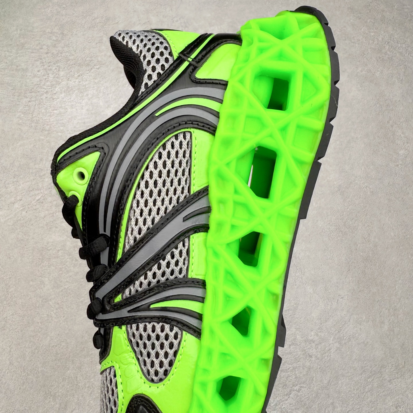 图片[7]-Dior x Kaws迪奥 联名款B35胶囊系列 镂空 网面 原版购入开发 做货 这款名为B35 NXT 的新款运动鞋，采用了 3D打印技术制成镂空式鞋底，鞋身部分则是十分契合当下审美的老爹鞋样式网面拼接与流畅线条布局，将复古千禧感与现代科技感浑然融为一体；且从当前已曝光的版本来看，这双新鞋款还提供了亮色系、暗色系，以及复古低饱和色系等不同风格配色方案选择，在不同风格造型中都有着十分不俗的兼容性。将前沿科技与复古审美相结合的鞋履新作 配送专柜精美包装🛍📦 ▪面料： 原版定制进口网面+科技面料 ▪内里：定制进口透气网里 ▪鞋底：原版开模防滑橡胶材质 ▪底厚：6CM ▪尺码： 35-45-选品中心