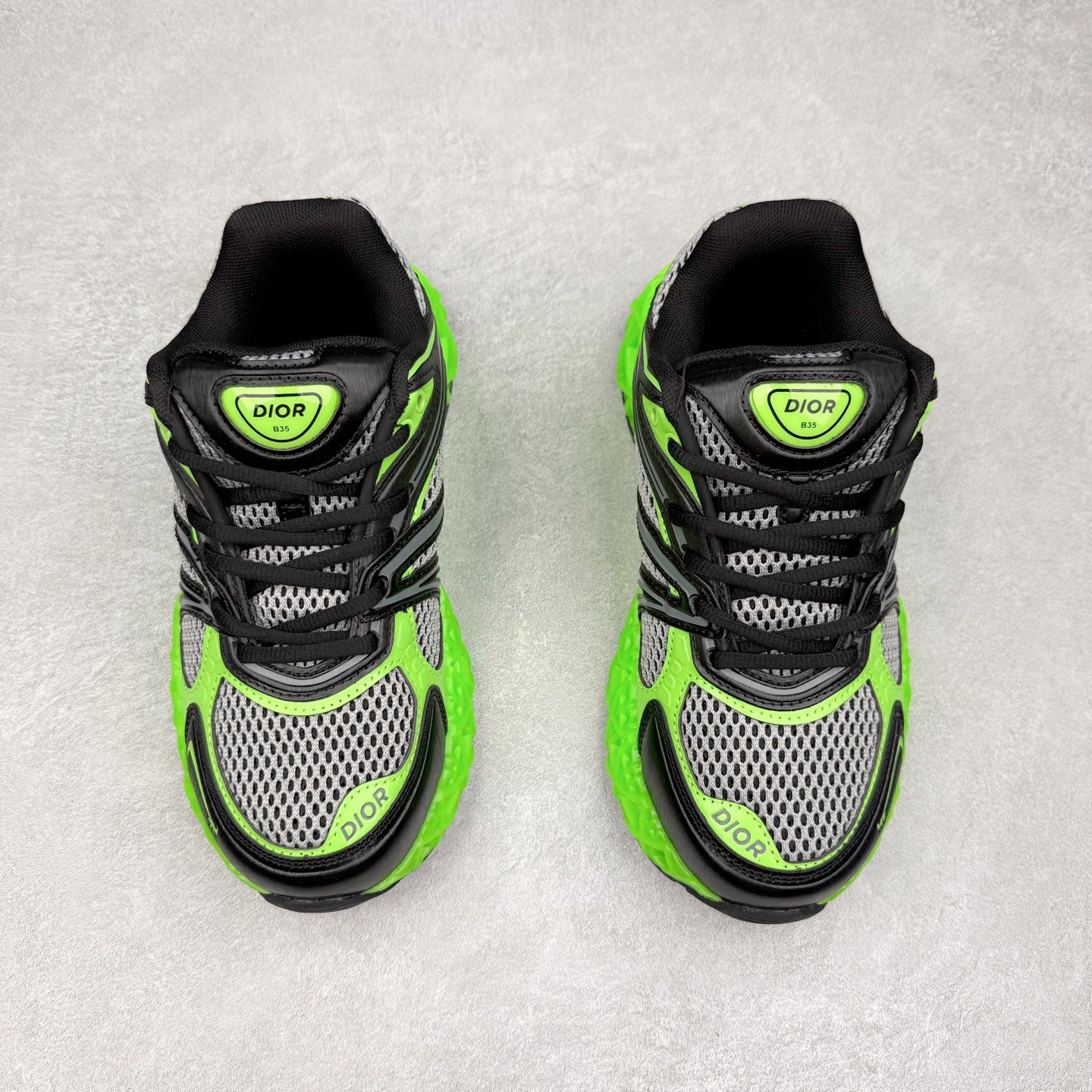 图片[2]-Dior x Kaws迪奥 联名款B35胶囊系列 镂空 网面 原版购入开发 做货 这款名为B35 NXT 的新款运动鞋，采用了 3D打印技术制成镂空式鞋底，鞋身部分则是十分契合当下审美的老爹鞋样式网面拼接与流畅线条布局，将复古千禧感与现代科技感浑然融为一体；且从当前已曝光的版本来看，这双新鞋款还提供了亮色系、暗色系，以及复古低饱和色系等不同风格配色方案选择，在不同风格造型中都有着十分不俗的兼容性。将前沿科技与复古审美相结合的鞋履新作 配送专柜精美包装🛍📦 ▪面料： 原版定制进口网面+科技面料 ▪内里：定制进口透气网里 ▪鞋底：原版开模防滑橡胶材质 ▪底厚：6CM ▪尺码： 35-45-选品中心
