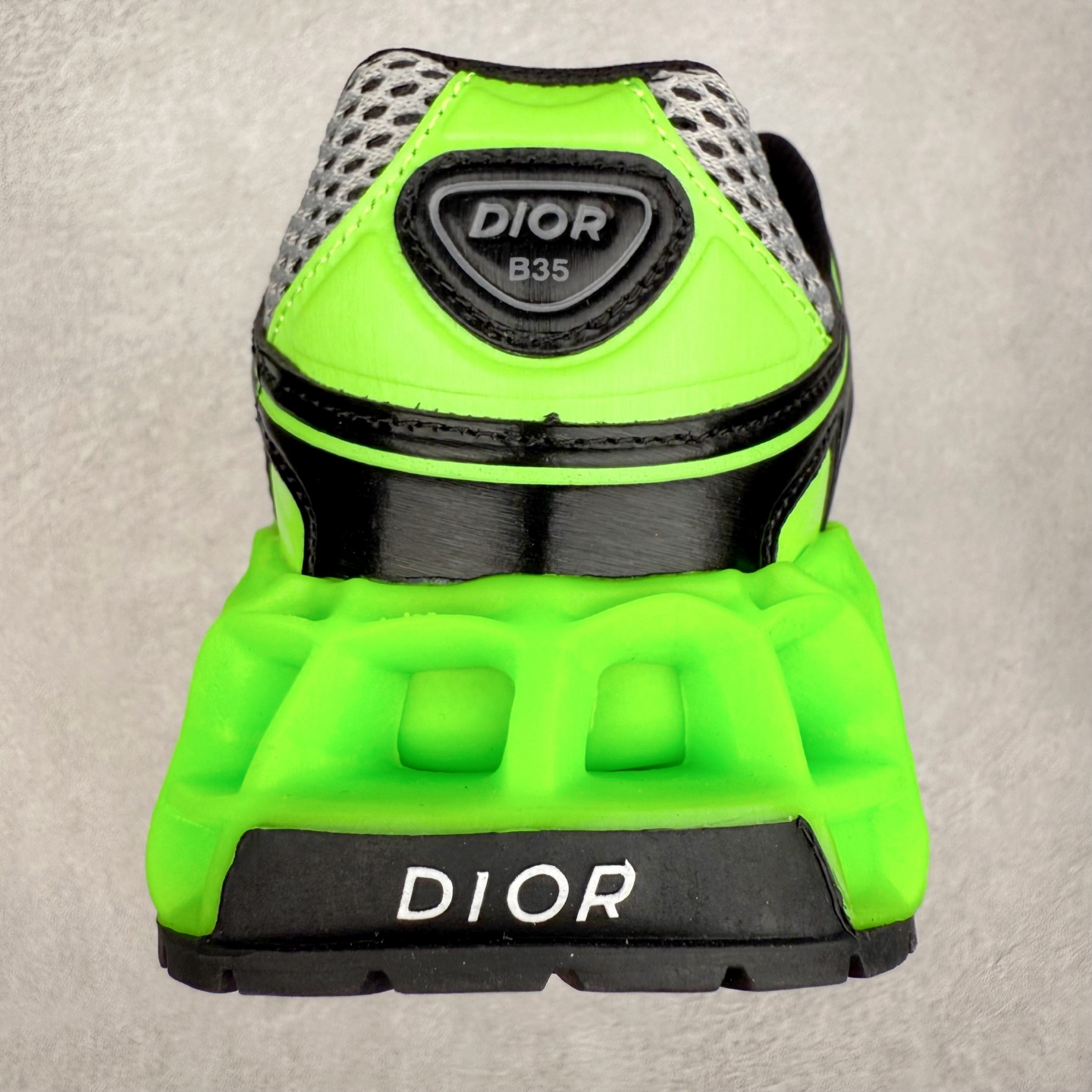 图片[8]-Dior x Kaws迪奥 联名款B35胶囊系列 镂空 网面 原版购入开发 做货 这款名为B35 NXT 的新款运动鞋，采用了 3D打印技术制成镂空式鞋底，鞋身部分则是十分契合当下审美的老爹鞋样式网面拼接与流畅线条布局，将复古千禧感与现代科技感浑然融为一体；且从当前已曝光的版本来看，这双新鞋款还提供了亮色系、暗色系，以及复古低饱和色系等不同风格配色方案选择，在不同风格造型中都有着十分不俗的兼容性。将前沿科技与复古审美相结合的鞋履新作 配送专柜精美包装🛍📦 ▪面料： 原版定制进口网面+科技面料 ▪内里：定制进口透气网里 ▪鞋底：原版开模防滑橡胶材质 ▪底厚：6CM ▪尺码： 35-45-选品中心