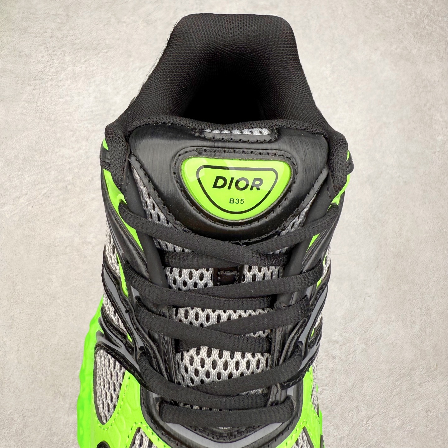 图片[5]-Dior x Kaws迪奥 联名款B35胶囊系列 镂空 网面 原版购入开发 做货 这款名为B35 NXT 的新款运动鞋，采用了 3D打印技术制成镂空式鞋底，鞋身部分则是十分契合当下审美的老爹鞋样式网面拼接与流畅线条布局，将复古千禧感与现代科技感浑然融为一体；且从当前已曝光的版本来看，这双新鞋款还提供了亮色系、暗色系，以及复古低饱和色系等不同风格配色方案选择，在不同风格造型中都有着十分不俗的兼容性。将前沿科技与复古审美相结合的鞋履新作 配送专柜精美包装🛍📦 ▪面料： 原版定制进口网面+科技面料 ▪内里：定制进口透气网里 ▪鞋底：原版开模防滑橡胶材质 ▪底厚：6CM ▪尺码： 35-45-选品中心