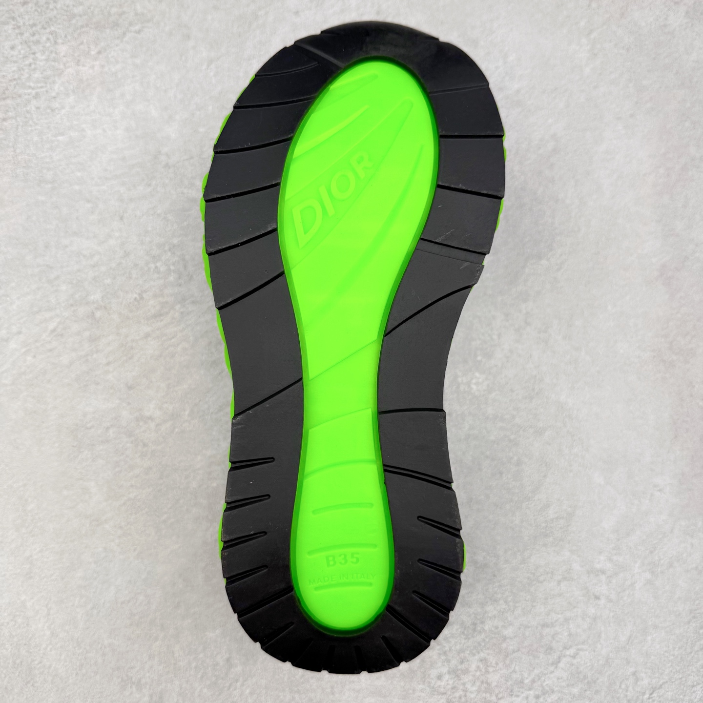 图片[9]-Dior x Kaws迪奥 联名款B35胶囊系列 镂空 网面 原版购入开发 做货 这款名为B35 NXT 的新款运动鞋，采用了 3D打印技术制成镂空式鞋底，鞋身部分则是十分契合当下审美的老爹鞋样式网面拼接与流畅线条布局，将复古千禧感与现代科技感浑然融为一体；且从当前已曝光的版本来看，这双新鞋款还提供了亮色系、暗色系，以及复古低饱和色系等不同风格配色方案选择，在不同风格造型中都有着十分不俗的兼容性。将前沿科技与复古审美相结合的鞋履新作 配送专柜精美包装🛍📦 ▪面料： 原版定制进口网面+科技面料 ▪内里：定制进口透气网里 ▪鞋底：原版开模防滑橡胶材质 ▪底厚：6CM ▪尺码： 35-45-选品中心