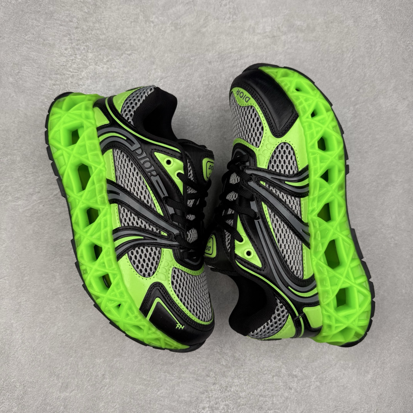 图片[3]-Dior x Kaws迪奥 联名款B35胶囊系列 镂空 网面 原版购入开发 做货 这款名为B35 NXT 的新款运动鞋，采用了 3D打印技术制成镂空式鞋底，鞋身部分则是十分契合当下审美的老爹鞋样式网面拼接与流畅线条布局，将复古千禧感与现代科技感浑然融为一体；且从当前已曝光的版本来看，这双新鞋款还提供了亮色系、暗色系，以及复古低饱和色系等不同风格配色方案选择，在不同风格造型中都有着十分不俗的兼容性。将前沿科技与复古审美相结合的鞋履新作 配送专柜精美包装🛍📦 ▪面料： 原版定制进口网面+科技面料 ▪内里：定制进口透气网里 ▪鞋底：原版开模防滑橡胶材质 ▪底厚：6CM ▪尺码： 35-45-选品中心