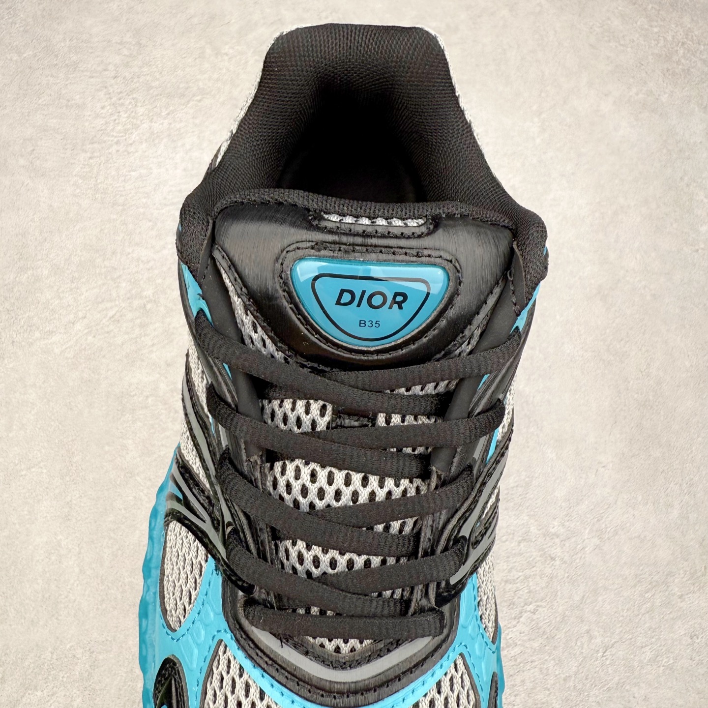 图片[5]-Dior x Kaws迪奥 联名款B35胶囊系列 镂空 网面 原版购入开发 做货 这款名为B35 NXT 的新款运动鞋，采用了 3D打印技术制成镂空式鞋底，鞋身部分则是十分契合当下审美的老爹鞋样式网面拼接与流畅线条布局，将复古千禧感与现代科技感浑然融为一体；且从当前已曝光的版本来看，这双新鞋款还提供了亮色系、暗色系，以及复古低饱和色系等不同风格配色方案选择，在不同风格造型中都有着十分不俗的兼容性。将前沿科技与复古审美相结合的鞋履新作 配送专柜精美包装🛍📦 ▪面料： 原版定制进口网面+科技面料 ▪内里：定制进口透气网里 ▪鞋底：原版开模防滑橡胶材质 ▪底厚：6CM ▪尺码： 35-45-选品中心