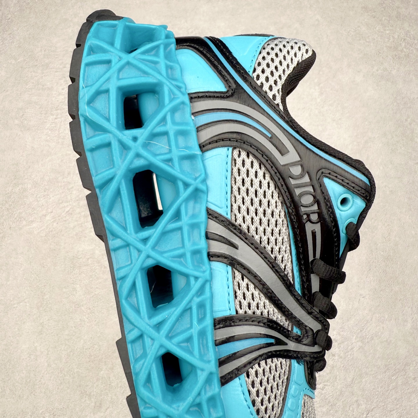 图片[6]-Dior x Kaws迪奥 联名款B35胶囊系列 镂空 网面 原版购入开发 做货 这款名为B35 NXT 的新款运动鞋，采用了 3D打印技术制成镂空式鞋底，鞋身部分则是十分契合当下审美的老爹鞋样式网面拼接与流畅线条布局，将复古千禧感与现代科技感浑然融为一体；且从当前已曝光的版本来看，这双新鞋款还提供了亮色系、暗色系，以及复古低饱和色系等不同风格配色方案选择，在不同风格造型中都有着十分不俗的兼容性。将前沿科技与复古审美相结合的鞋履新作 配送专柜精美包装🛍📦 ▪面料： 原版定制进口网面+科技面料 ▪内里：定制进口透气网里 ▪鞋底：原版开模防滑橡胶材质 ▪底厚：6CM ▪尺码： 35-45-选品中心