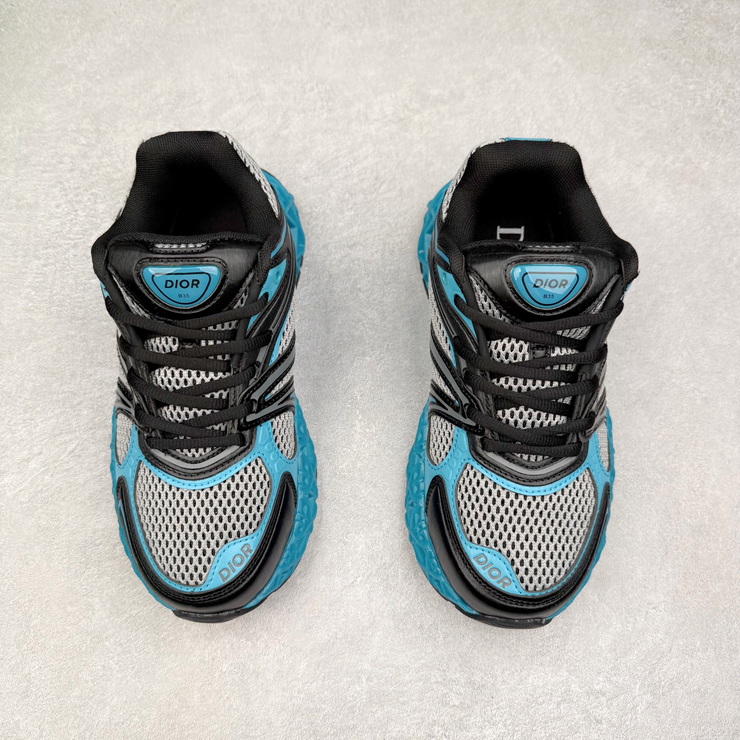 图片[2]-Dior x Kaws迪奥 联名款B35胶囊系列 镂空 网面 原版购入开发 做货 这款名为B35 NXT 的新款运动鞋，采用了 3D打印技术制成镂空式鞋底，鞋身部分则是十分契合当下审美的老爹鞋样式网面拼接与流畅线条布局，将复古千禧感与现代科技感浑然融为一体；且从当前已曝光的版本来看，这双新鞋款还提供了亮色系、暗色系，以及复古低饱和色系等不同风格配色方案选择，在不同风格造型中都有着十分不俗的兼容性。将前沿科技与复古审美相结合的鞋履新作 配送专柜精美包装🛍📦 ▪面料： 原版定制进口网面+科技面料 ▪内里：定制进口透气网里 ▪鞋底：原版开模防滑橡胶材质 ▪底厚：6CM ▪尺码： 35-45-选品中心