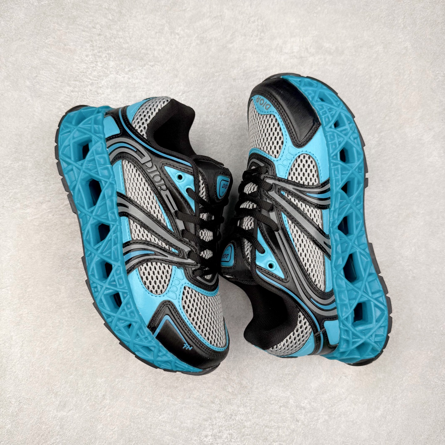 图片[3]-Dior x Kaws迪奥 联名款B35胶囊系列 镂空 网面 原版购入开发 做货 这款名为B35 NXT 的新款运动鞋，采用了 3D打印技术制成镂空式鞋底，鞋身部分则是十分契合当下审美的老爹鞋样式网面拼接与流畅线条布局，将复古千禧感与现代科技感浑然融为一体；且从当前已曝光的版本来看，这双新鞋款还提供了亮色系、暗色系，以及复古低饱和色系等不同风格配色方案选择，在不同风格造型中都有着十分不俗的兼容性。将前沿科技与复古审美相结合的鞋履新作 配送专柜精美包装🛍📦 ▪面料： 原版定制进口网面+科技面料 ▪内里：定制进口透气网里 ▪鞋底：原版开模防滑橡胶材质 ▪底厚：6CM ▪尺码： 35-45-选品中心