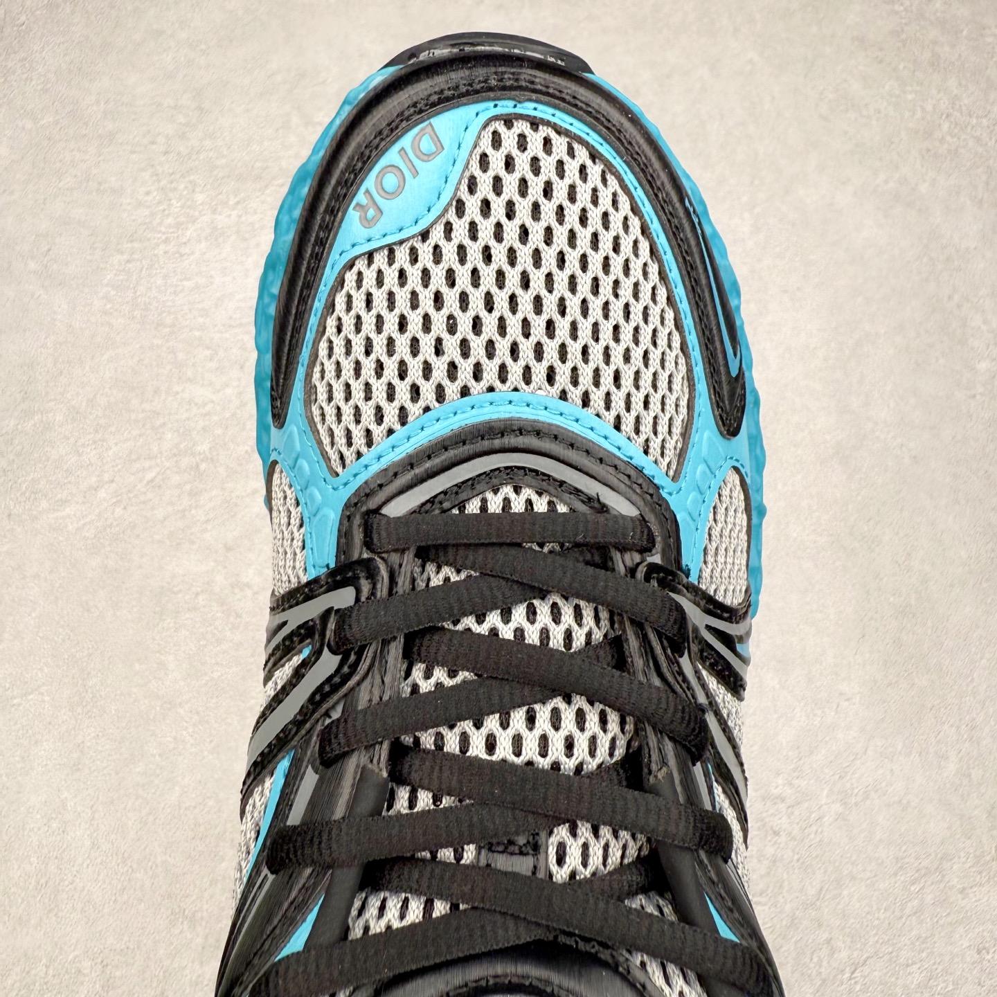 图片[4]-Dior x Kaws迪奥 联名款B35胶囊系列 镂空 网面 原版购入开发 做货 这款名为B35 NXT 的新款运动鞋，采用了 3D打印技术制成镂空式鞋底，鞋身部分则是十分契合当下审美的老爹鞋样式网面拼接与流畅线条布局，将复古千禧感与现代科技感浑然融为一体；且从当前已曝光的版本来看，这双新鞋款还提供了亮色系、暗色系，以及复古低饱和色系等不同风格配色方案选择，在不同风格造型中都有着十分不俗的兼容性。将前沿科技与复古审美相结合的鞋履新作 配送专柜精美包装🛍📦 ▪面料： 原版定制进口网面+科技面料 ▪内里：定制进口透气网里 ▪鞋底：原版开模防滑橡胶材质 ▪底厚：6CM ▪尺码： 35-45-选品中心