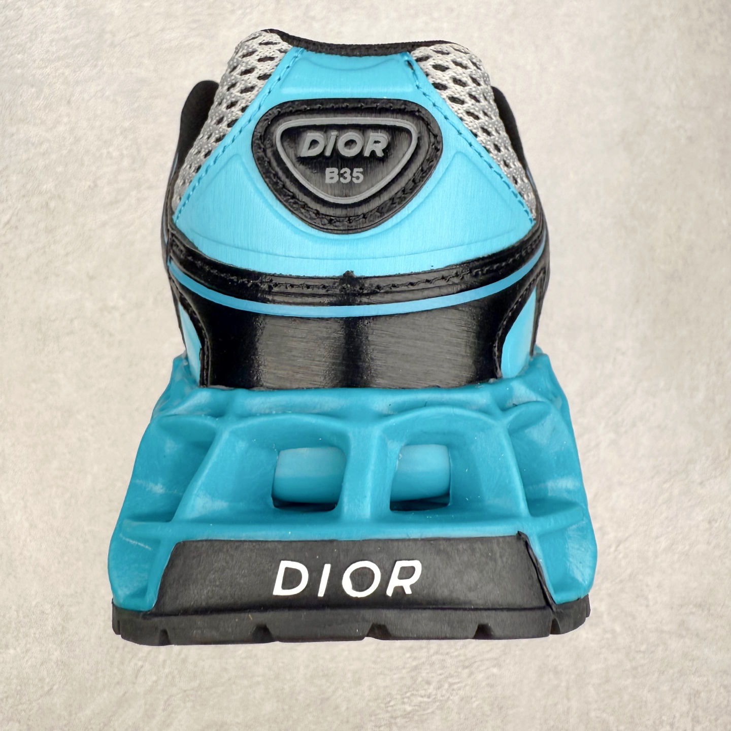 图片[8]-Dior x Kaws迪奥 联名款B35胶囊系列 镂空 网面 原版购入开发 做货 这款名为B35 NXT 的新款运动鞋，采用了 3D打印技术制成镂空式鞋底，鞋身部分则是十分契合当下审美的老爹鞋样式网面拼接与流畅线条布局，将复古千禧感与现代科技感浑然融为一体；且从当前已曝光的版本来看，这双新鞋款还提供了亮色系、暗色系，以及复古低饱和色系等不同风格配色方案选择，在不同风格造型中都有着十分不俗的兼容性。将前沿科技与复古审美相结合的鞋履新作 配送专柜精美包装🛍📦 ▪面料： 原版定制进口网面+科技面料 ▪内里：定制进口透气网里 ▪鞋底：原版开模防滑橡胶材质 ▪底厚：6CM ▪尺码： 35-45-选品中心