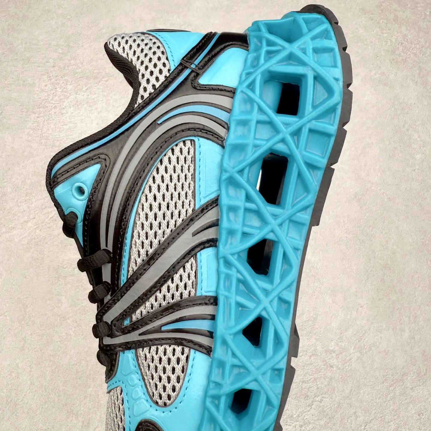 图片[7]-Dior x Kaws迪奥 联名款B35胶囊系列 镂空 网面 原版购入开发 做货 这款名为B35 NXT 的新款运动鞋，采用了 3D打印技术制成镂空式鞋底，鞋身部分则是十分契合当下审美的老爹鞋样式网面拼接与流畅线条布局，将复古千禧感与现代科技感浑然融为一体；且从当前已曝光的版本来看，这双新鞋款还提供了亮色系、暗色系，以及复古低饱和色系等不同风格配色方案选择，在不同风格造型中都有着十分不俗的兼容性。将前沿科技与复古审美相结合的鞋履新作 配送专柜精美包装🛍📦 ▪面料： 原版定制进口网面+科技面料 ▪内里：定制进口透气网里 ▪鞋底：原版开模防滑橡胶材质 ▪底厚：6CM ▪尺码： 35-45-选品中心