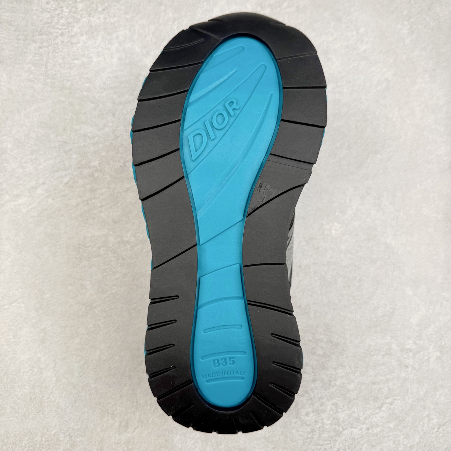 图片[9]-Dior x Kaws迪奥 联名款B35胶囊系列 镂空 网面 原版购入开发 做货 这款名为B35 NXT 的新款运动鞋，采用了 3D打印技术制成镂空式鞋底，鞋身部分则是十分契合当下审美的老爹鞋样式网面拼接与流畅线条布局，将复古千禧感与现代科技感浑然融为一体；且从当前已曝光的版本来看，这双新鞋款还提供了亮色系、暗色系，以及复古低饱和色系等不同风格配色方案选择，在不同风格造型中都有着十分不俗的兼容性。将前沿科技与复古审美相结合的鞋履新作 配送专柜精美包装🛍📦 ▪面料： 原版定制进口网面+科技面料 ▪内里：定制进口透气网里 ▪鞋底：原版开模防滑橡胶材质 ▪底厚：6CM ▪尺码： 35-45-选品中心