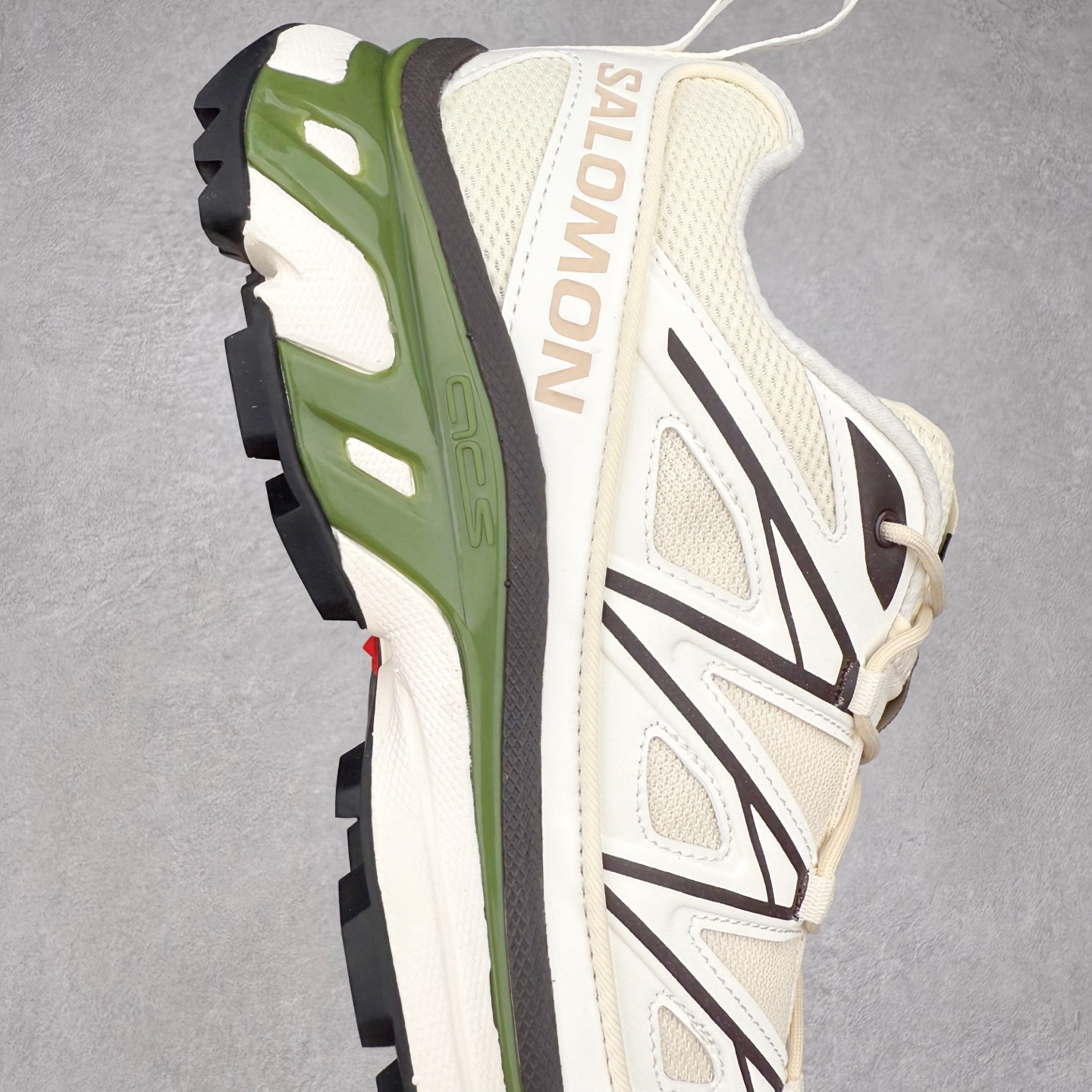 图片[6]-＃绿X Salomon XT-6 萨洛蒙复古潮流户外机能登山跑鞋 纯黑 417413 纯原外贸平台特供订单 耗时半年巨作 全套原纸板楦头开发 原厂特供网布配套加持 确保原汁原味 完美呈现版型 原档数据独家私模五层组合大底 男女鞋同步官方开发至46.5 原装Ortholite轻量化鞋垫 中底布带钢印编号 原厂TPU锁扣 进口港宝加持 后跟自然饱满 还原公司包裹性 鞋面以“锯齿”状的包裹系统呈现 在基色底之下加入了各种色点缀 将公司的最新技术和时尚前卫的造型融入耐用的长跑款式中 鞋面由 TPU 薄膜制成 并焊接在高耐磨网眼上 使其既时尚又坚固 由 ACS底盘支撑 可增强稳定性和支撑力 以及由橡胶凸耳 Contragrip外底覆盖的 EVA 缓冲中底 旨在应对崎岖的地形 鞋舌上的彩色Salomon 标签、Quicklace 系统以及鞋头、鞋舌和鞋跟上的附加品牌使细节更加完美 让穿着者可以轻松驾驭户外与通勤下的任何运动生活场景 无缝鞋身户外随意纵横 颜值与脚感兼备 出街通勤 绝对非常吸睛 你值得拥有 尺码：36 36.5 37.5 38 38.5 39 40 40.5 41 42 42.5 43 44 44.5 45 46 46.5 注意：偏小1码-选品中心