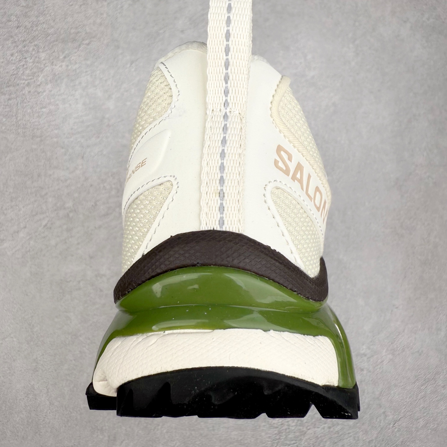 图片[8]-＃绿X Salomon XT-6 萨洛蒙复古潮流户外机能登山跑鞋 纯黑 417413 纯原外贸平台特供订单 耗时半年巨作 全套原纸板楦头开发 原厂特供网布配套加持 确保原汁原味 完美呈现版型 原档数据独家私模五层组合大底 男女鞋同步官方开发至46.5 原装Ortholite轻量化鞋垫 中底布带钢印编号 原厂TPU锁扣 进口港宝加持 后跟自然饱满 还原公司包裹性 鞋面以“锯齿”状的包裹系统呈现 在基色底之下加入了各种色点缀 将公司的最新技术和时尚前卫的造型融入耐用的长跑款式中 鞋面由 TPU 薄膜制成 并焊接在高耐磨网眼上 使其既时尚又坚固 由 ACS底盘支撑 可增强稳定性和支撑力 以及由橡胶凸耳 Contragrip外底覆盖的 EVA 缓冲中底 旨在应对崎岖的地形 鞋舌上的彩色Salomon 标签、Quicklace 系统以及鞋头、鞋舌和鞋跟上的附加品牌使细节更加完美 让穿着者可以轻松驾驭户外与通勤下的任何运动生活场景 无缝鞋身户外随意纵横 颜值与脚感兼备 出街通勤 绝对非常吸睛 你值得拥有 尺码：36 36.5 37.5 38 38.5 39 40 40.5 41 42 42.5 43 44 44.5 45 46 46.5 注意：偏小1码-选品中心