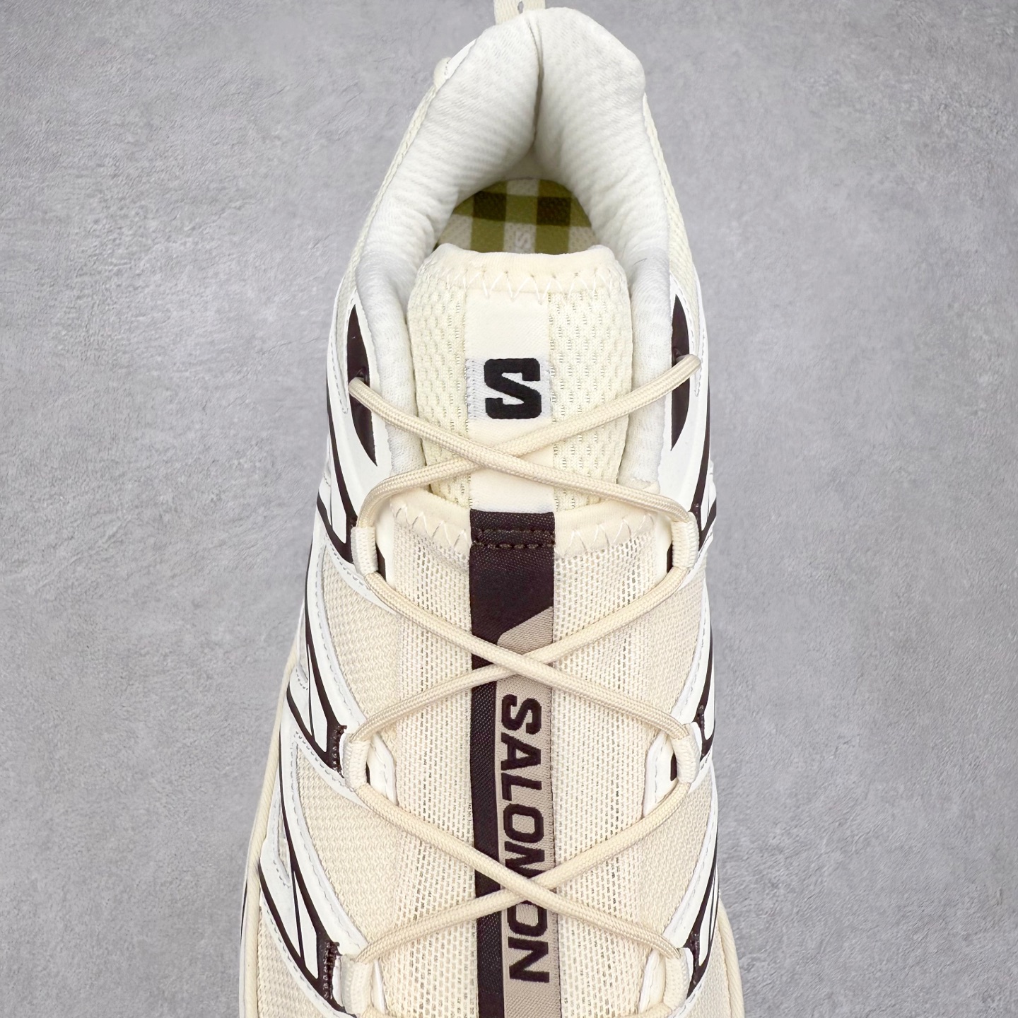 图片[5]-＃绿X Salomon XT-6 萨洛蒙复古潮流户外机能登山跑鞋 纯黑 417413 纯原外贸平台特供订单 耗时半年巨作 全套原纸板楦头开发 原厂特供网布配套加持 确保原汁原味 完美呈现版型 原档数据独家私模五层组合大底 男女鞋同步官方开发至46.5 原装Ortholite轻量化鞋垫 中底布带钢印编号 原厂TPU锁扣 进口港宝加持 后跟自然饱满 还原公司包裹性 鞋面以“锯齿”状的包裹系统呈现 在基色底之下加入了各种色点缀 将公司的最新技术和时尚前卫的造型融入耐用的长跑款式中 鞋面由 TPU 薄膜制成 并焊接在高耐磨网眼上 使其既时尚又坚固 由 ACS底盘支撑 可增强稳定性和支撑力 以及由橡胶凸耳 Contragrip外底覆盖的 EVA 缓冲中底 旨在应对崎岖的地形 鞋舌上的彩色Salomon 标签、Quicklace 系统以及鞋头、鞋舌和鞋跟上的附加品牌使细节更加完美 让穿着者可以轻松驾驭户外与通勤下的任何运动生活场景 无缝鞋身户外随意纵横 颜值与脚感兼备 出街通勤 绝对非常吸睛 你值得拥有 尺码：36 36.5 37.5 38 38.5 39 40 40.5 41 42 42.5 43 44 44.5 45 46 46.5 注意：偏小1码-选品中心