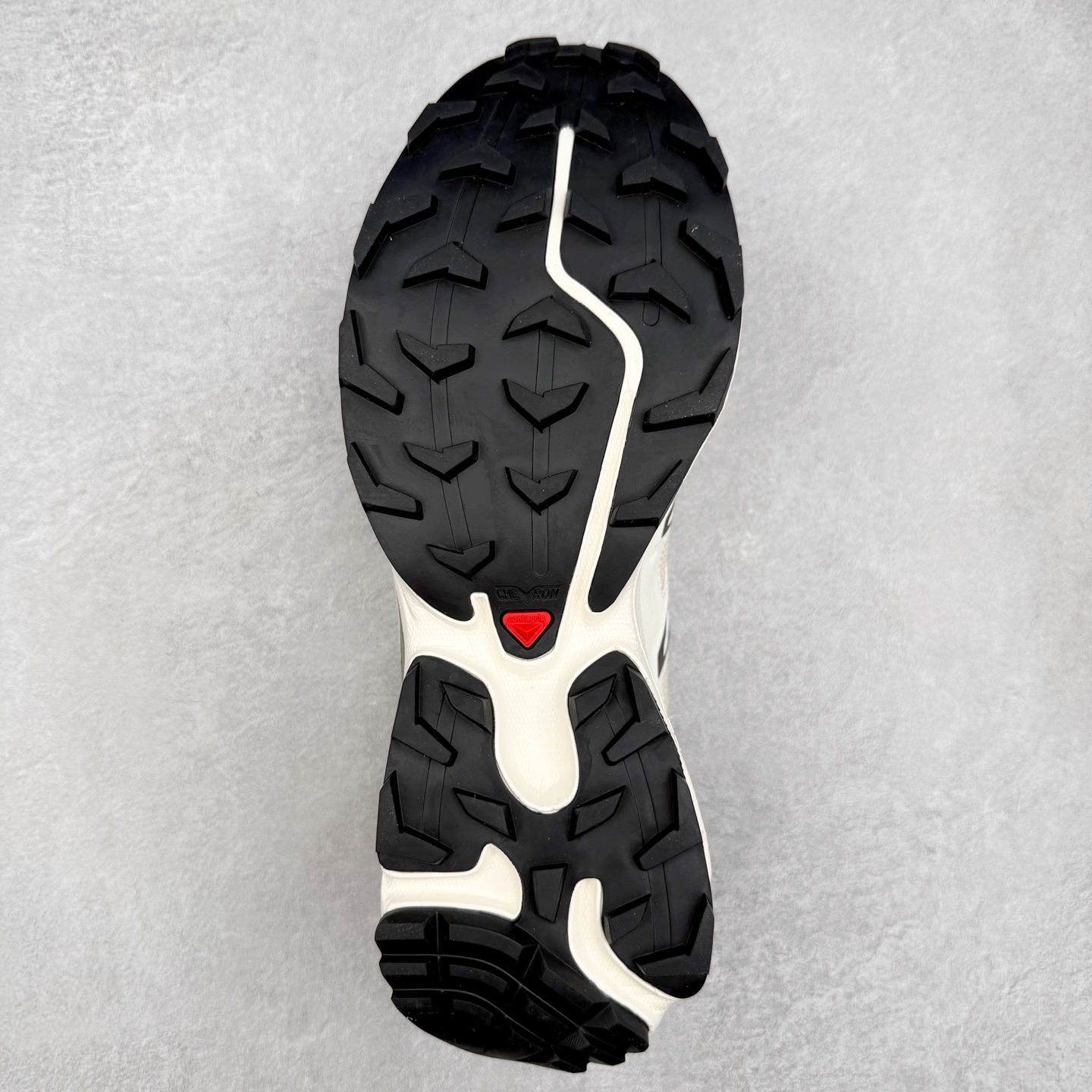 图片[9]-＃绿X Salomon XT-6 萨洛蒙复古潮流户外机能登山跑鞋 纯黑 417413 纯原外贸平台特供订单 耗时半年巨作 全套原纸板楦头开发 原厂特供网布配套加持 确保原汁原味 完美呈现版型 原档数据独家私模五层组合大底 男女鞋同步官方开发至46.5 原装Ortholite轻量化鞋垫 中底布带钢印编号 原厂TPU锁扣 进口港宝加持 后跟自然饱满 还原公司包裹性 鞋面以“锯齿”状的包裹系统呈现 在基色底之下加入了各种色点缀 将公司的最新技术和时尚前卫的造型融入耐用的长跑款式中 鞋面由 TPU 薄膜制成 并焊接在高耐磨网眼上 使其既时尚又坚固 由 ACS底盘支撑 可增强稳定性和支撑力 以及由橡胶凸耳 Contragrip外底覆盖的 EVA 缓冲中底 旨在应对崎岖的地形 鞋舌上的彩色Salomon 标签、Quicklace 系统以及鞋头、鞋舌和鞋跟上的附加品牌使细节更加完美 让穿着者可以轻松驾驭户外与通勤下的任何运动生活场景 无缝鞋身户外随意纵横 颜值与脚感兼备 出街通勤 绝对非常吸睛 你值得拥有 尺码：36 36.5 37.5 38 38.5 39 40 40.5 41 42 42.5 43 44 44.5 45 46 46.5 注意：偏小1码-选品中心