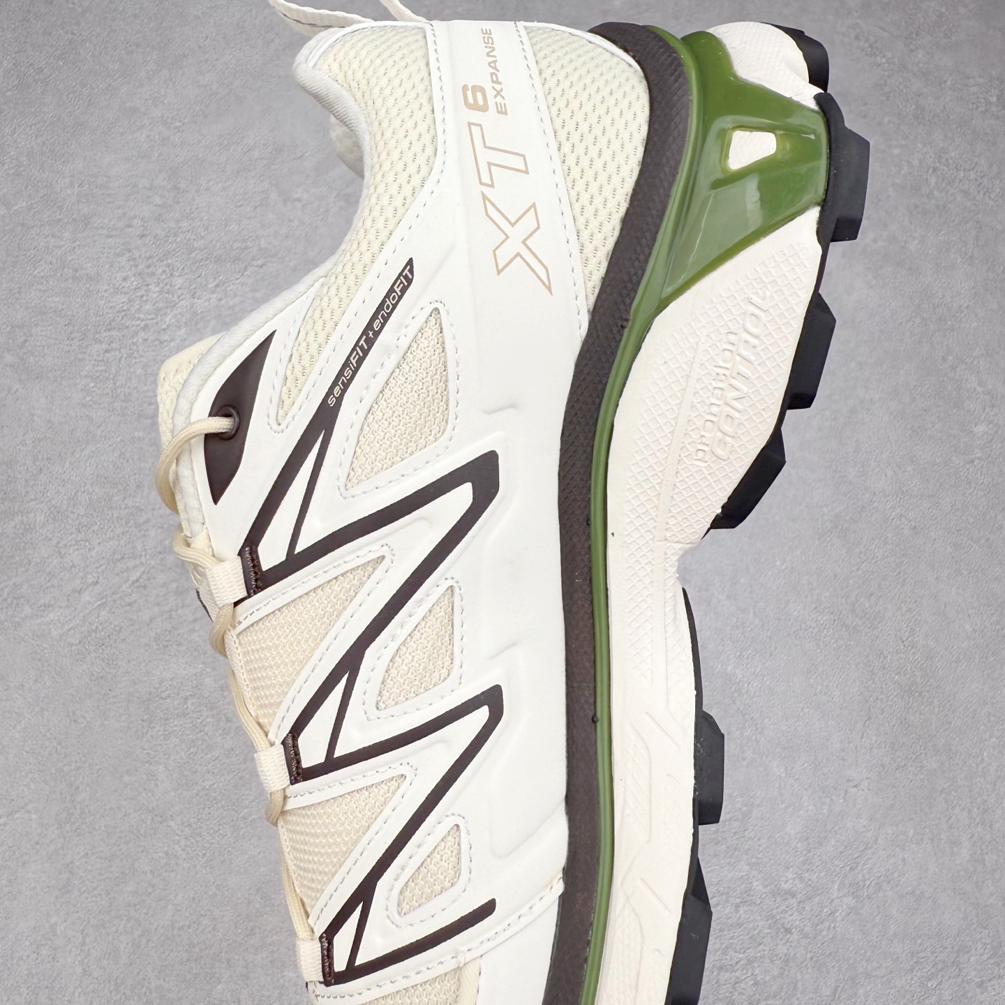 图片[7]-＃绿X Salomon XT-6 萨洛蒙复古潮流户外机能登山跑鞋 纯黑 417413 纯原外贸平台特供订单 耗时半年巨作 全套原纸板楦头开发 原厂特供网布配套加持 确保原汁原味 完美呈现版型 原档数据独家私模五层组合大底 男女鞋同步官方开发至46.5 原装Ortholite轻量化鞋垫 中底布带钢印编号 原厂TPU锁扣 进口港宝加持 后跟自然饱满 还原公司包裹性 鞋面以“锯齿”状的包裹系统呈现 在基色底之下加入了各种色点缀 将公司的最新技术和时尚前卫的造型融入耐用的长跑款式中 鞋面由 TPU 薄膜制成 并焊接在高耐磨网眼上 使其既时尚又坚固 由 ACS底盘支撑 可增强稳定性和支撑力 以及由橡胶凸耳 Contragrip外底覆盖的 EVA 缓冲中底 旨在应对崎岖的地形 鞋舌上的彩色Salomon 标签、Quicklace 系统以及鞋头、鞋舌和鞋跟上的附加品牌使细节更加完美 让穿着者可以轻松驾驭户外与通勤下的任何运动生活场景 无缝鞋身户外随意纵横 颜值与脚感兼备 出街通勤 绝对非常吸睛 你值得拥有 尺码：36 36.5 37.5 38 38.5 39 40 40.5 41 42 42.5 43 44 44.5 45 46 46.5 注意：偏小1码-选品中心