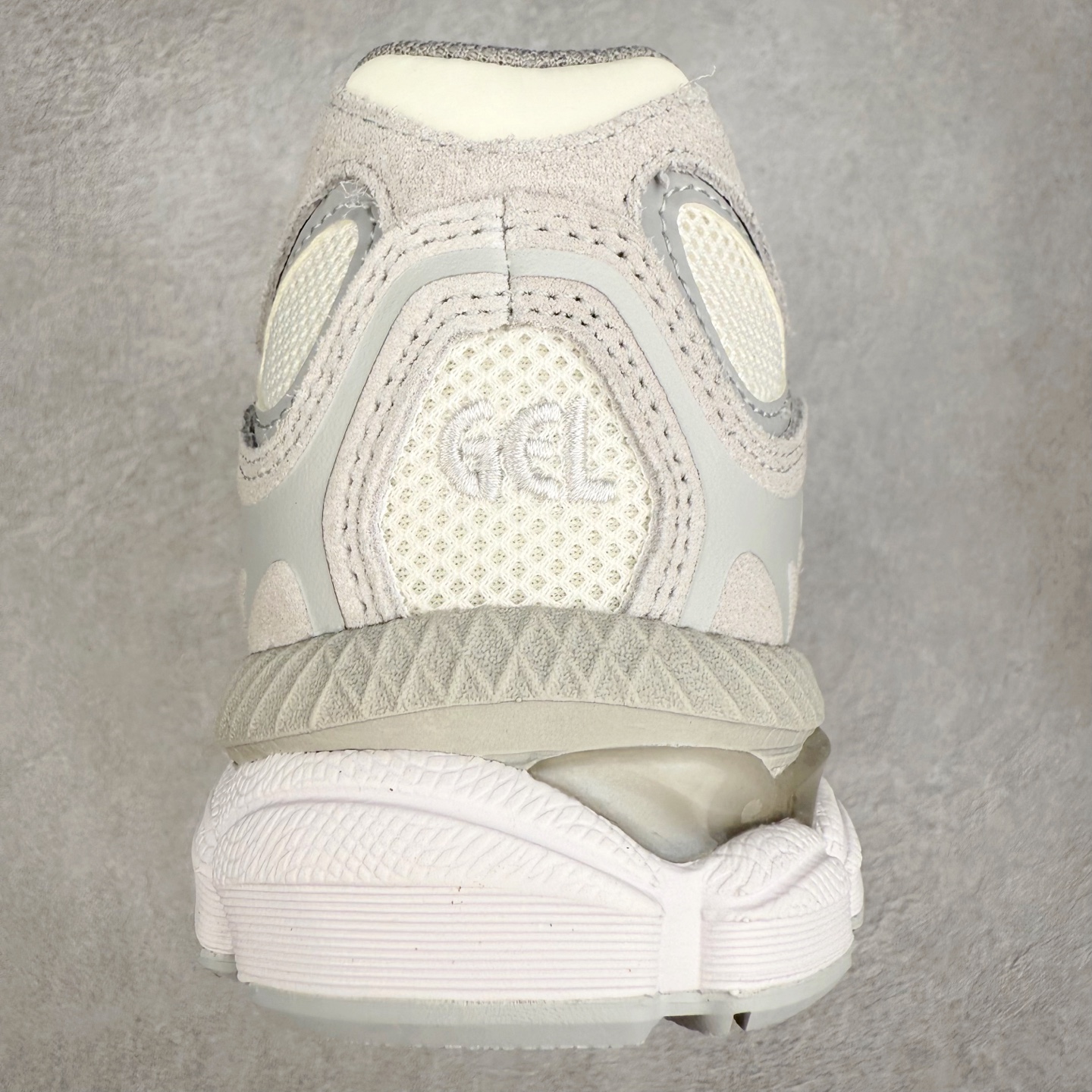 图片[8]-＃ZC总裁 Asics GEL-NYC 亚瑟士防滑耐磨透气低帮运动休闲鞋 GEL-NYC™ 运动鞋的灵感源自传统和现代高性能跑步风格 其鞋面结构参考了 2000 年代初的 GEL-NIMBUS™ 3 鞋 并将其与 MC-PLUS V 设计中的各种装饰融为一体 该工装通过使用 GEL-CUMULUS® 16 鞋的工装系统来对比鞋面的复古风格 通过轻质泡沫和 GEL® 技术嵌入物的结合 这种中底结构有助于创造先进的脚底舒适度 尺码：36 37 37.5 38 39 40.5 41.5 42 42.5 43.5 44 45 46.5 47-选品中心