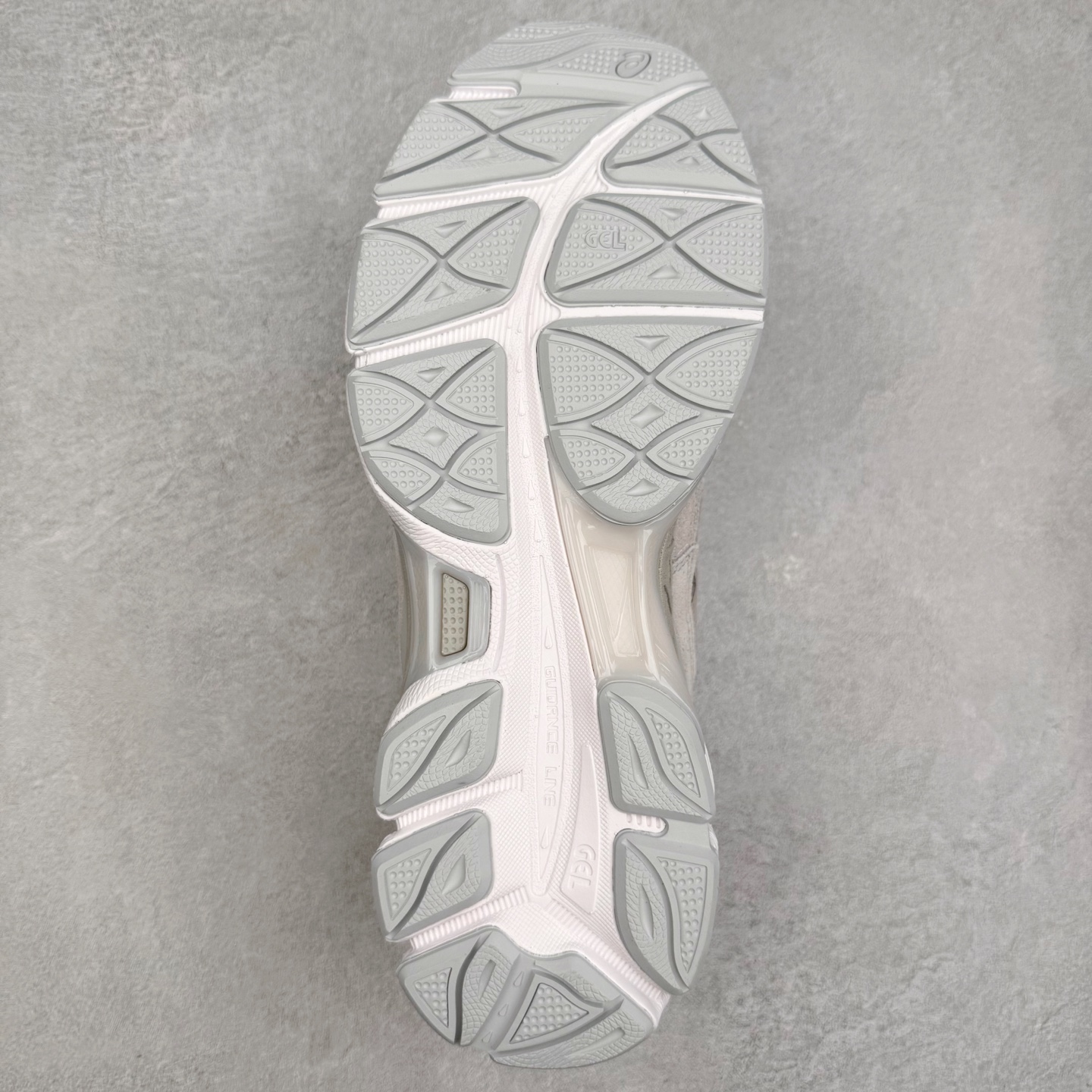 图片[9]-＃ZC总裁 Asics GEL-NYC 亚瑟士防滑耐磨透气低帮运动休闲鞋 GEL-NYC™ 运动鞋的灵感源自传统和现代高性能跑步风格 其鞋面结构参考了 2000 年代初的 GEL-NIMBUS™ 3 鞋 并将其与 MC-PLUS V 设计中的各种装饰融为一体 该工装通过使用 GEL-CUMULUS® 16 鞋的工装系统来对比鞋面的复古风格 通过轻质泡沫和 GEL® 技术嵌入物的结合 这种中底结构有助于创造先进的脚底舒适度 尺码：36 37 37.5 38 39 40.5 41.5 42 42.5 43.5 44 45 46.5 47-选品中心