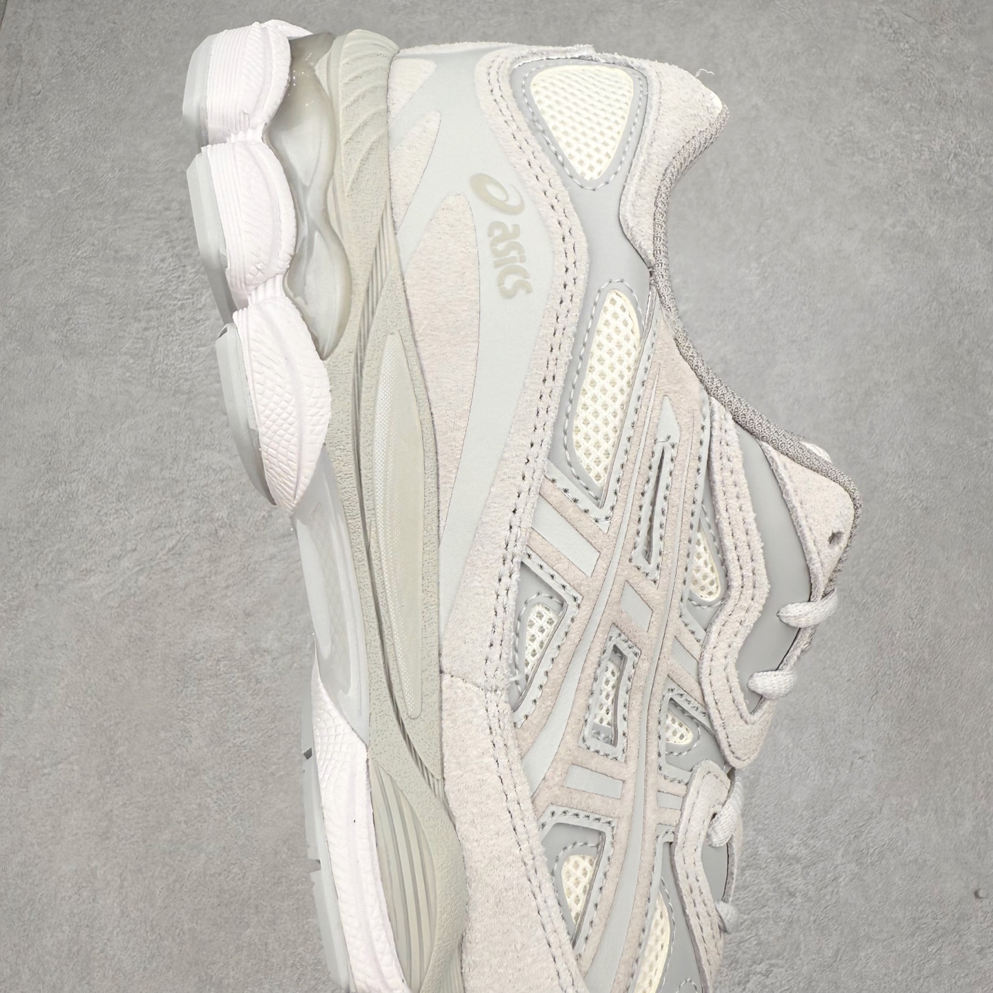 图片[6]-＃ZC总裁 Asics GEL-NYC 亚瑟士防滑耐磨透气低帮运动休闲鞋 GEL-NYC™ 运动鞋的灵感源自传统和现代高性能跑步风格 其鞋面结构参考了 2000 年代初的 GEL-NIMBUS™ 3 鞋 并将其与 MC-PLUS V 设计中的各种装饰融为一体 该工装通过使用 GEL-CUMULUS® 16 鞋的工装系统来对比鞋面的复古风格 通过轻质泡沫和 GEL® 技术嵌入物的结合 这种中底结构有助于创造先进的脚底舒适度 尺码：36 37 37.5 38 39 40.5 41.5 42 42.5 43.5 44 45 46.5 47-选品中心