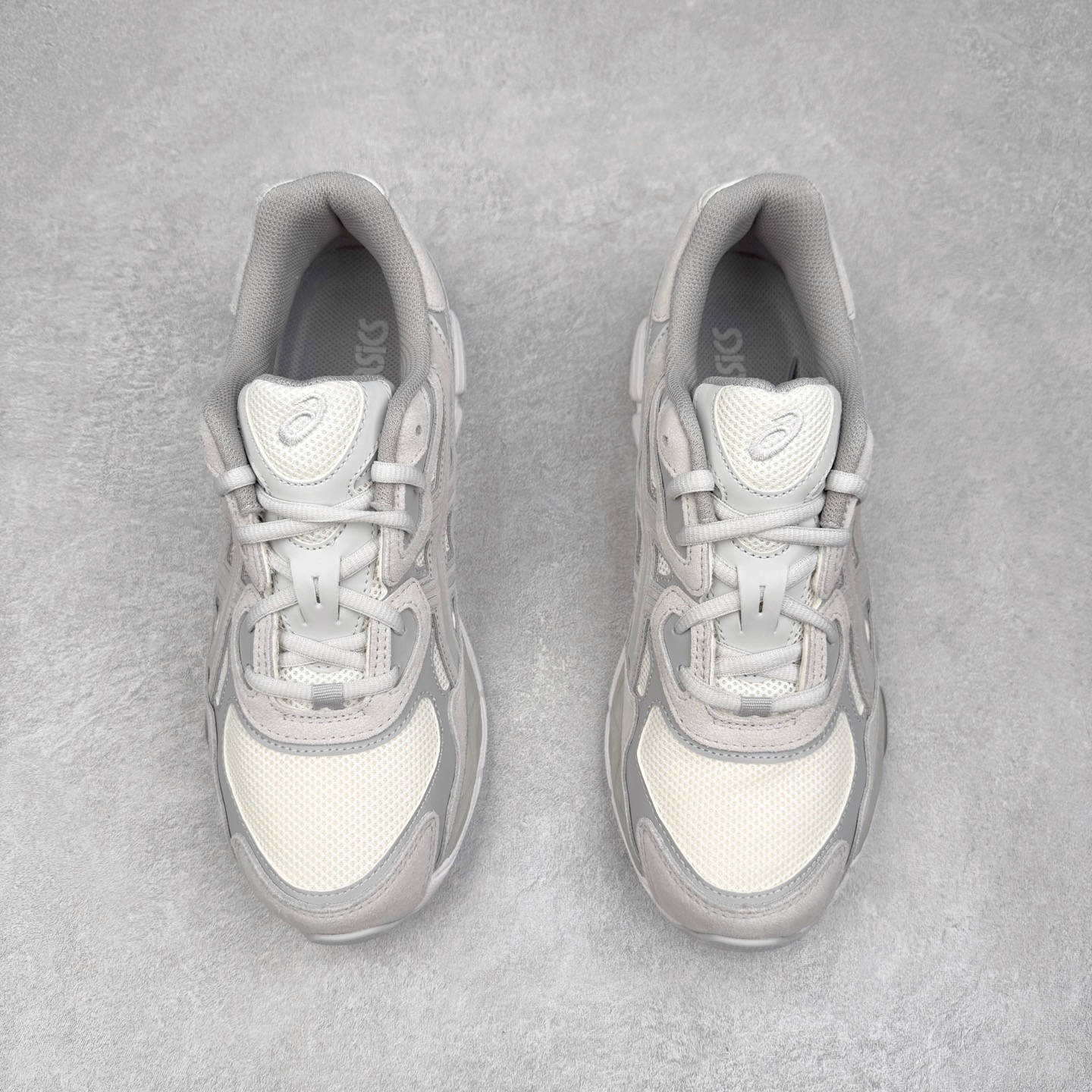 图片[2]-＃ZC总裁 Asics GEL-NYC 亚瑟士防滑耐磨透气低帮运动休闲鞋 GEL-NYC™ 运动鞋的灵感源自传统和现代高性能跑步风格 其鞋面结构参考了 2000 年代初的 GEL-NIMBUS™ 3 鞋 并将其与 MC-PLUS V 设计中的各种装饰融为一体 该工装通过使用 GEL-CUMULUS® 16 鞋的工装系统来对比鞋面的复古风格 通过轻质泡沫和 GEL® 技术嵌入物的结合 这种中底结构有助于创造先进的脚底舒适度 尺码：36 37 37.5 38 39 40.5 41.5 42 42.5 43.5 44 45 46.5 47-选品中心