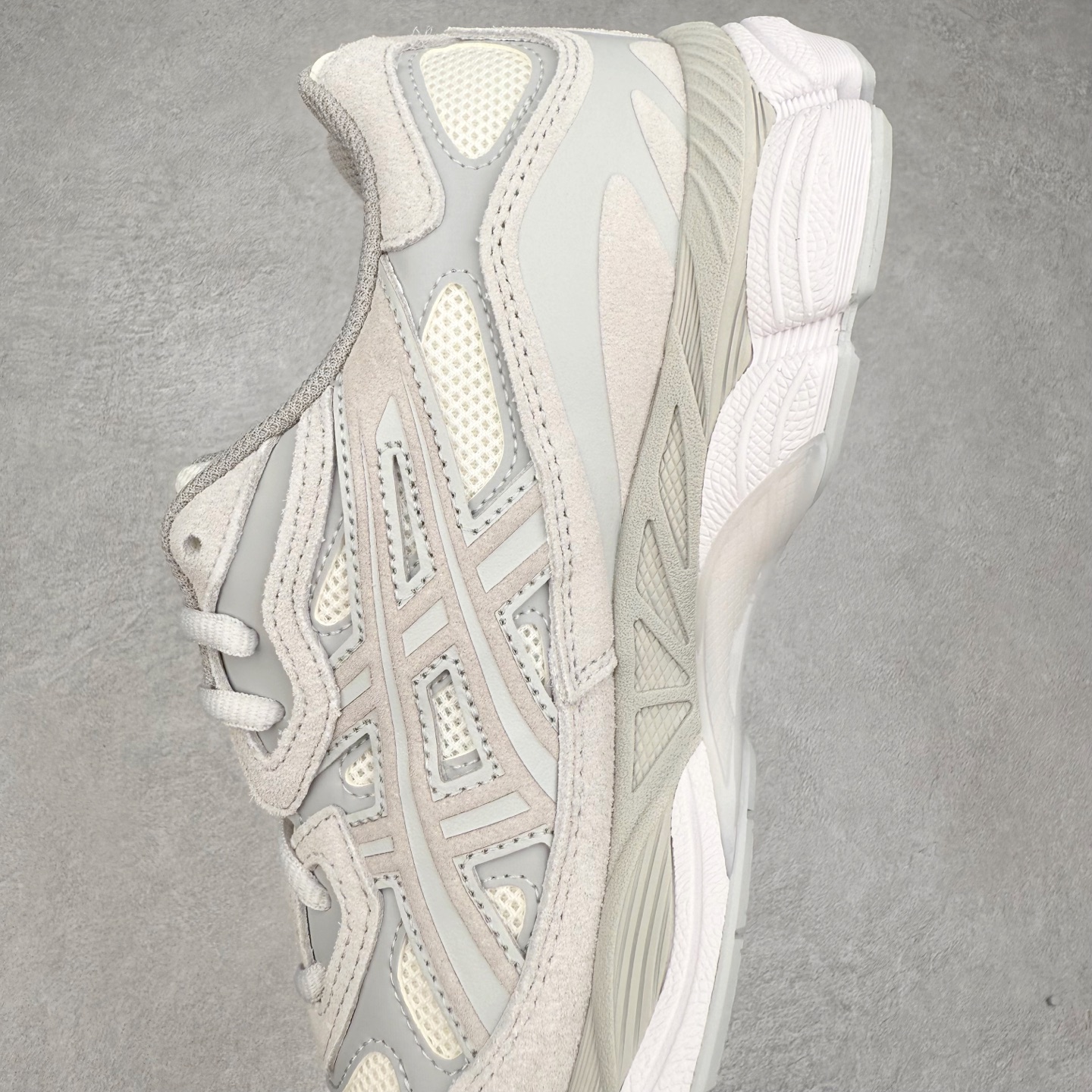 图片[7]-＃ZC总裁 Asics GEL-NYC 亚瑟士防滑耐磨透气低帮运动休闲鞋 GEL-NYC™ 运动鞋的灵感源自传统和现代高性能跑步风格 其鞋面结构参考了 2000 年代初的 GEL-NIMBUS™ 3 鞋 并将其与 MC-PLUS V 设计中的各种装饰融为一体 该工装通过使用 GEL-CUMULUS® 16 鞋的工装系统来对比鞋面的复古风格 通过轻质泡沫和 GEL® 技术嵌入物的结合 这种中底结构有助于创造先进的脚底舒适度 尺码：36 37 37.5 38 39 40.5 41.5 42 42.5 43.5 44 45 46.5 47-选品中心