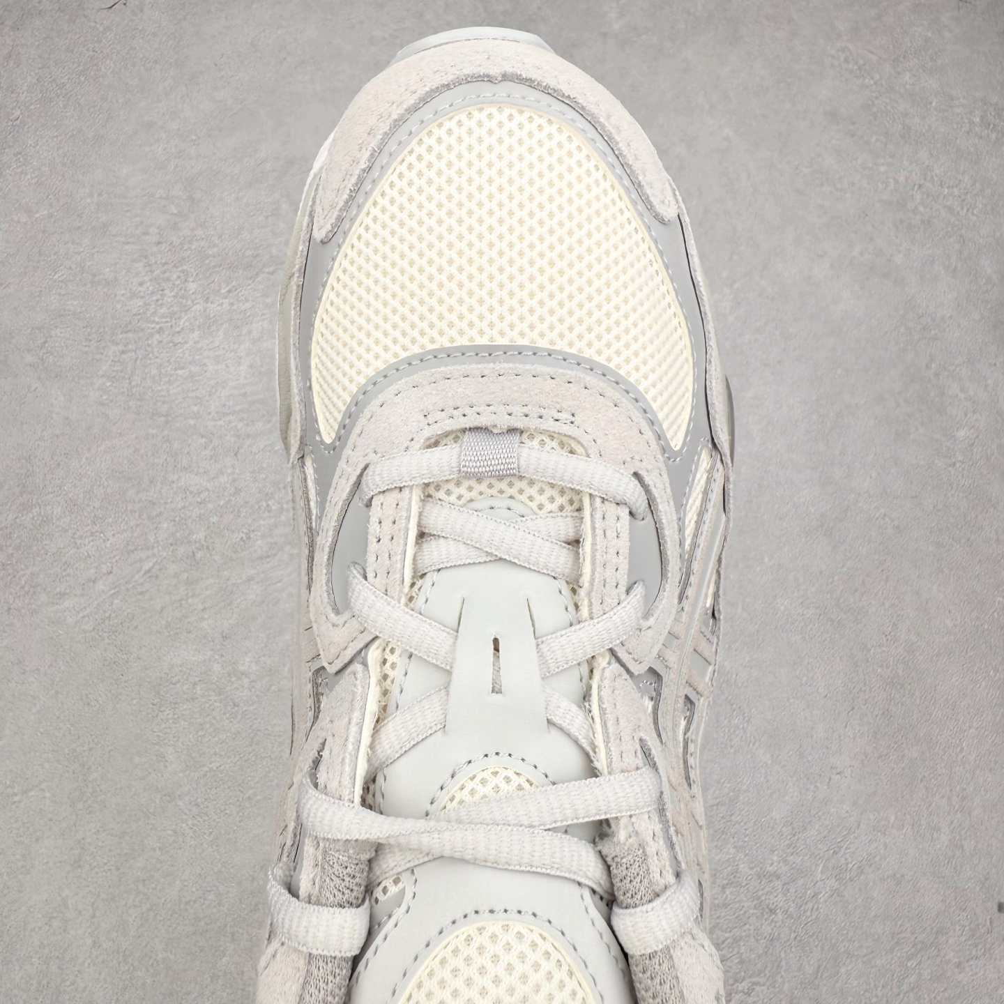 图片[4]-＃ZC总裁 Asics GEL-NYC 亚瑟士防滑耐磨透气低帮运动休闲鞋 GEL-NYC™ 运动鞋的灵感源自传统和现代高性能跑步风格 其鞋面结构参考了 2000 年代初的 GEL-NIMBUS™ 3 鞋 并将其与 MC-PLUS V 设计中的各种装饰融为一体 该工装通过使用 GEL-CUMULUS® 16 鞋的工装系统来对比鞋面的复古风格 通过轻质泡沫和 GEL® 技术嵌入物的结合 这种中底结构有助于创造先进的脚底舒适度 尺码：36 37 37.5 38 39 40.5 41.5 42 42.5 43.5 44 45 46.5 47-选品中心