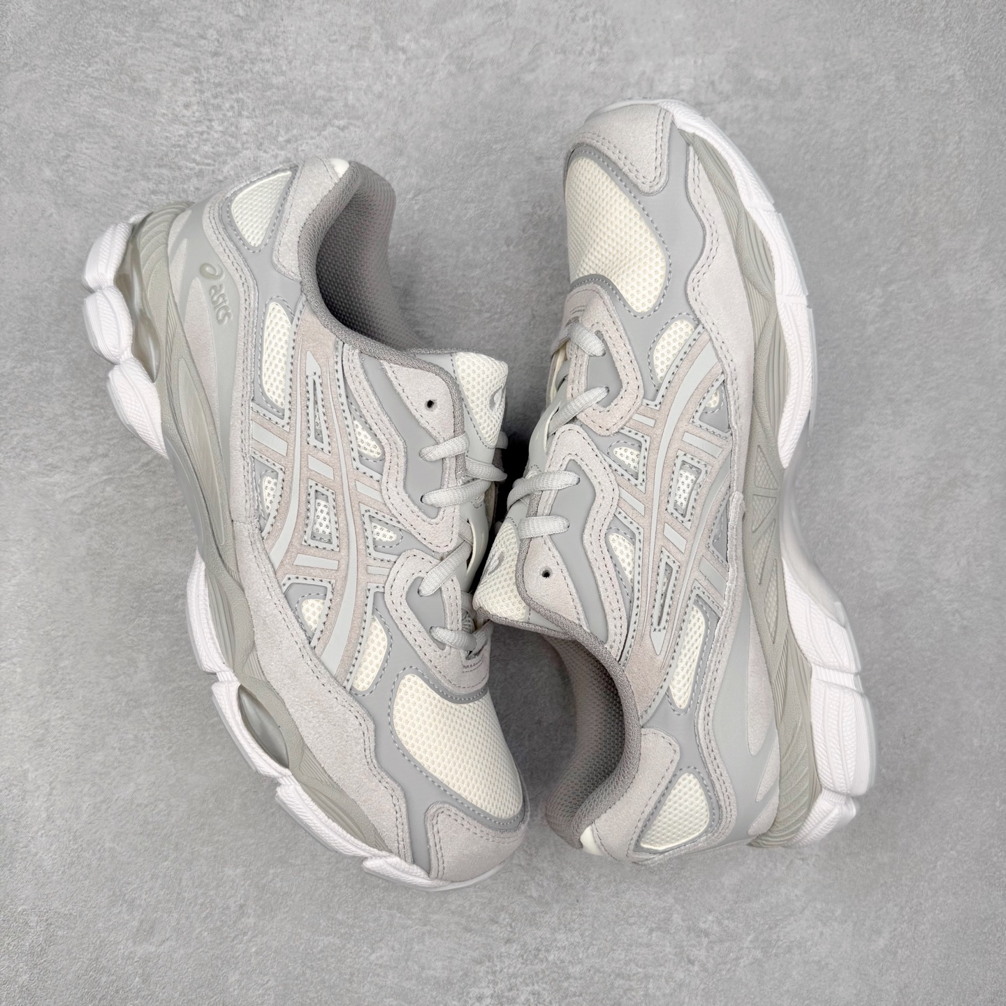 图片[3]-＃ZC总裁 Asics GEL-NYC 亚瑟士防滑耐磨透气低帮运动休闲鞋 GEL-NYC™ 运动鞋的灵感源自传统和现代高性能跑步风格 其鞋面结构参考了 2000 年代初的 GEL-NIMBUS™ 3 鞋 并将其与 MC-PLUS V 设计中的各种装饰融为一体 该工装通过使用 GEL-CUMULUS® 16 鞋的工装系统来对比鞋面的复古风格 通过轻质泡沫和 GEL® 技术嵌入物的结合 这种中底结构有助于创造先进的脚底舒适度 尺码：36 37 37.5 38 39 40.5 41.5 42 42.5 43.5 44 45 46.5 47-选品中心