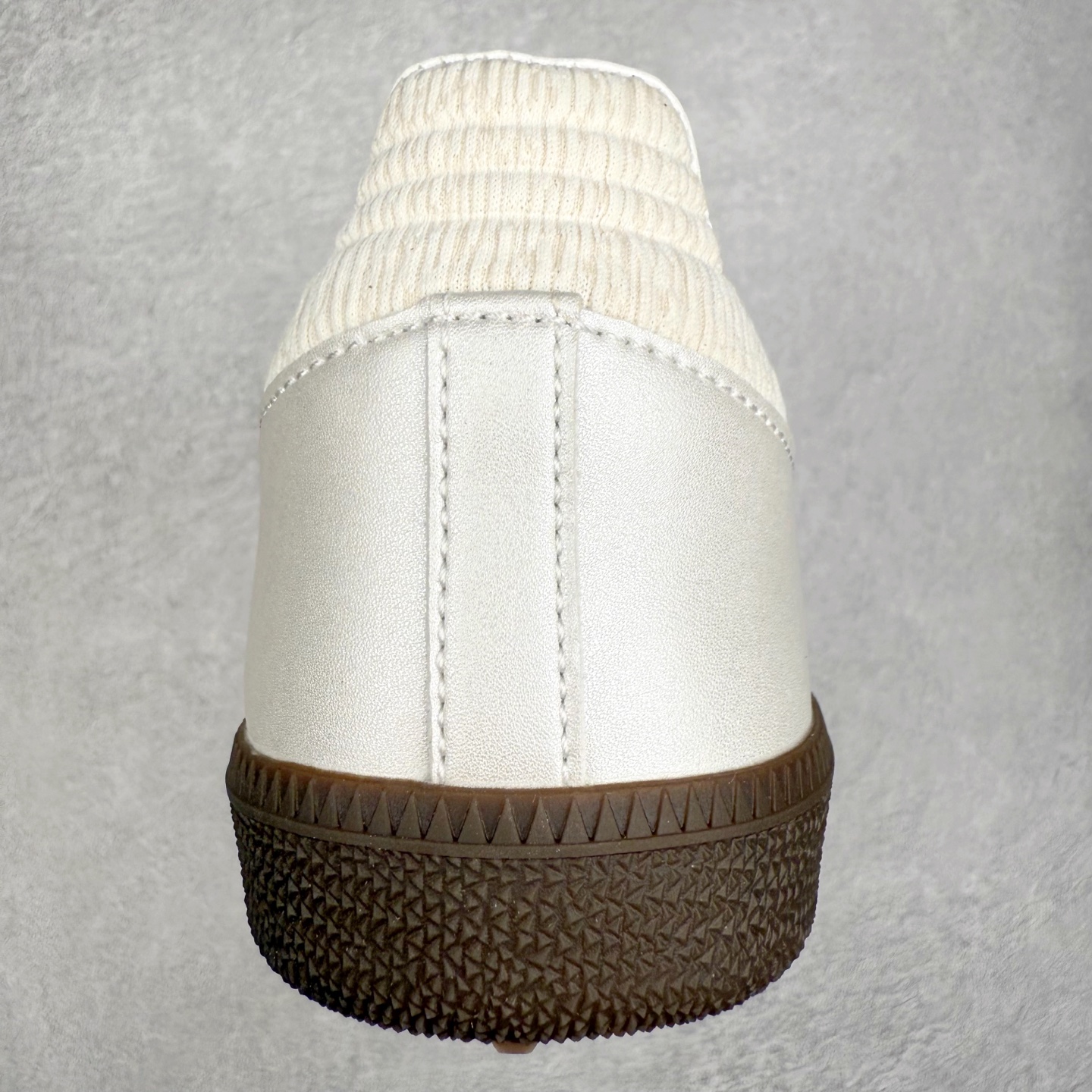 图片[8]-AD Original Samba OG 复古经典轻便板鞋 JR4482 这款桑巴鞋展示了高质量的工艺 带有装饰的超锁缝制和无缝的手感 柔软、柔软的皮革造型和标志性的3条纹完成了精致的外观 正规合身鞋带 鞋面上有绒面鞋垫 橡胶鞋底 享受正畸套筒软感 自50年代首次亮相以来就一直在赢得粉丝的青睐 尺码：36 36.5 37.5 38 38.5 39 40 40.5 41 42 42.5 43 44 44.5 45-选品中心