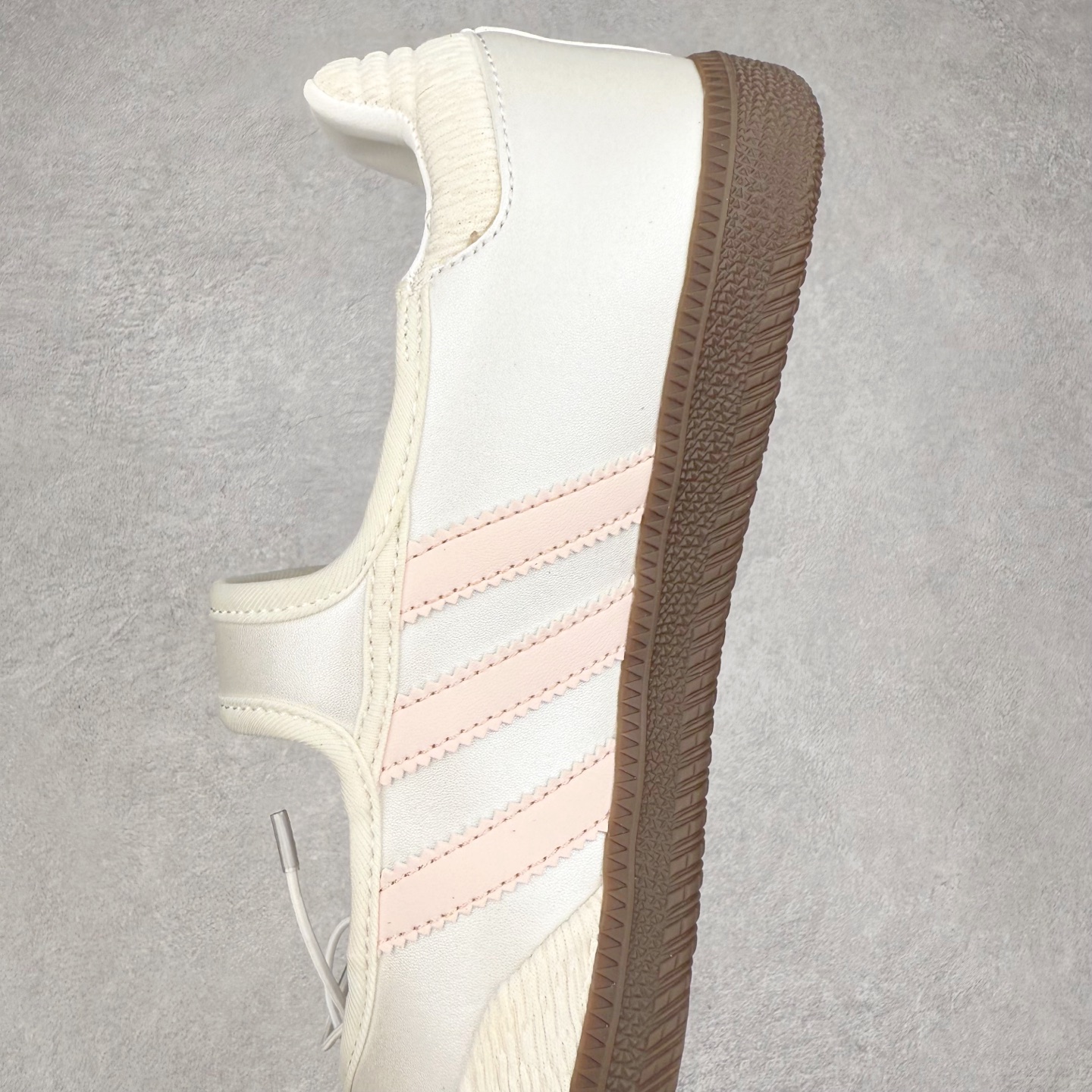 图片[7]-AD Original Samba OG 复古经典轻便板鞋 JR4482 这款桑巴鞋展示了高质量的工艺 带有装饰的超锁缝制和无缝的手感 柔软、柔软的皮革造型和标志性的3条纹完成了精致的外观 正规合身鞋带 鞋面上有绒面鞋垫 橡胶鞋底 享受正畸套筒软感 自50年代首次亮相以来就一直在赢得粉丝的青睐 尺码：36 36.5 37.5 38 38.5 39 40 40.5 41 42 42.5 43 44 44.5 45-选品中心