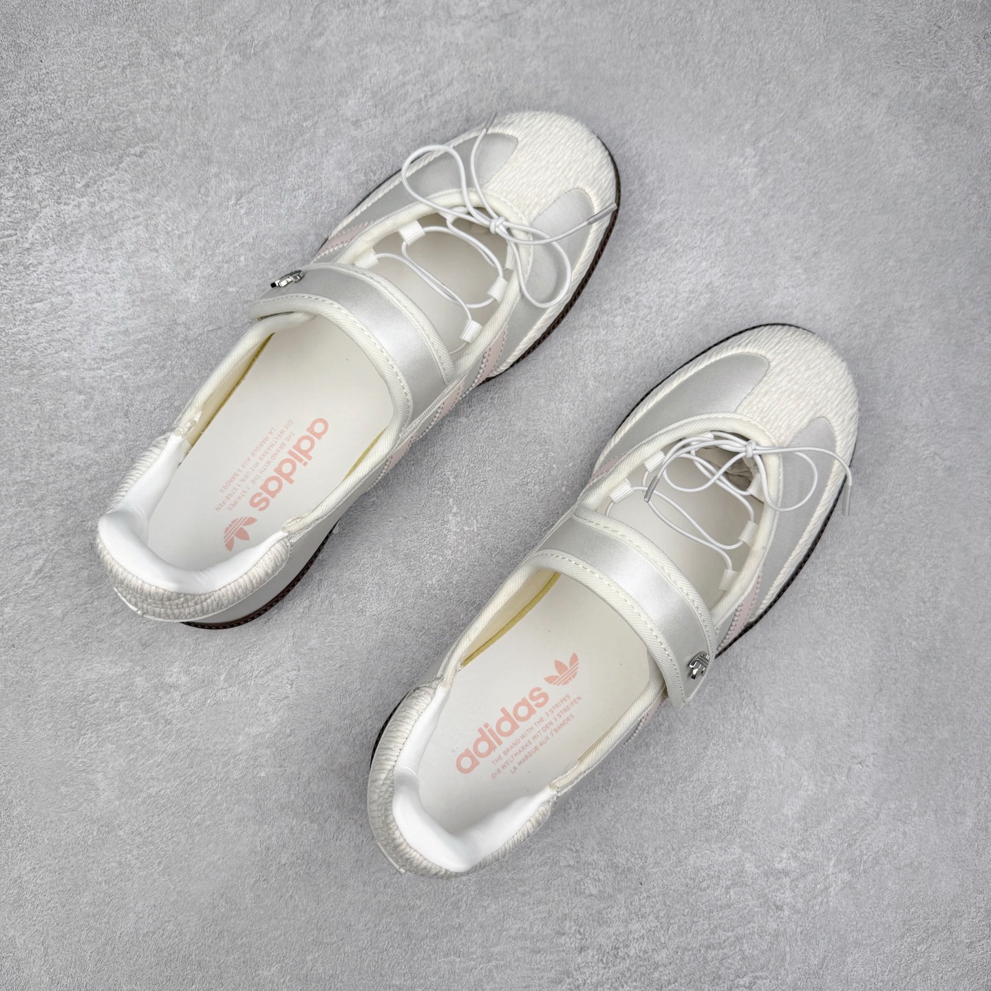 图片[3]-AD Original Samba OG 复古经典轻便板鞋 JR4482 这款桑巴鞋展示了高质量的工艺 带有装饰的超锁缝制和无缝的手感 柔软、柔软的皮革造型和标志性的3条纹完成了精致的外观 正规合身鞋带 鞋面上有绒面鞋垫 橡胶鞋底 享受正畸套筒软感 自50年代首次亮相以来就一直在赢得粉丝的青睐 尺码：36 36.5 37.5 38 38.5 39 40 40.5 41 42 42.5 43 44 44.5 45-选品中心