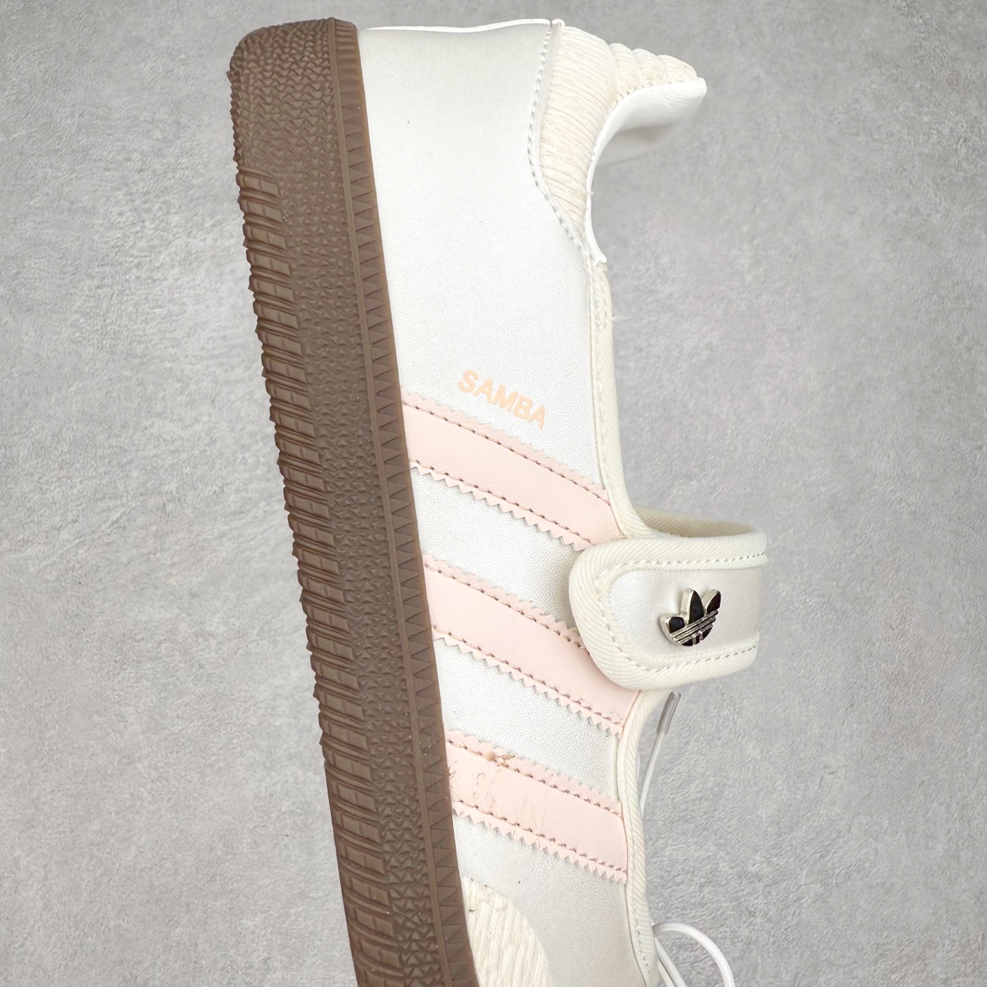 图片[6]-AD Original Samba OG 复古经典轻便板鞋 JR4482 这款桑巴鞋展示了高质量的工艺 带有装饰的超锁缝制和无缝的手感 柔软、柔软的皮革造型和标志性的3条纹完成了精致的外观 正规合身鞋带 鞋面上有绒面鞋垫 橡胶鞋底 享受正畸套筒软感 自50年代首次亮相以来就一直在赢得粉丝的青睐 尺码：36 36.5 37.5 38 38.5 39 40 40.5 41 42 42.5 43 44 44.5 45-选品中心