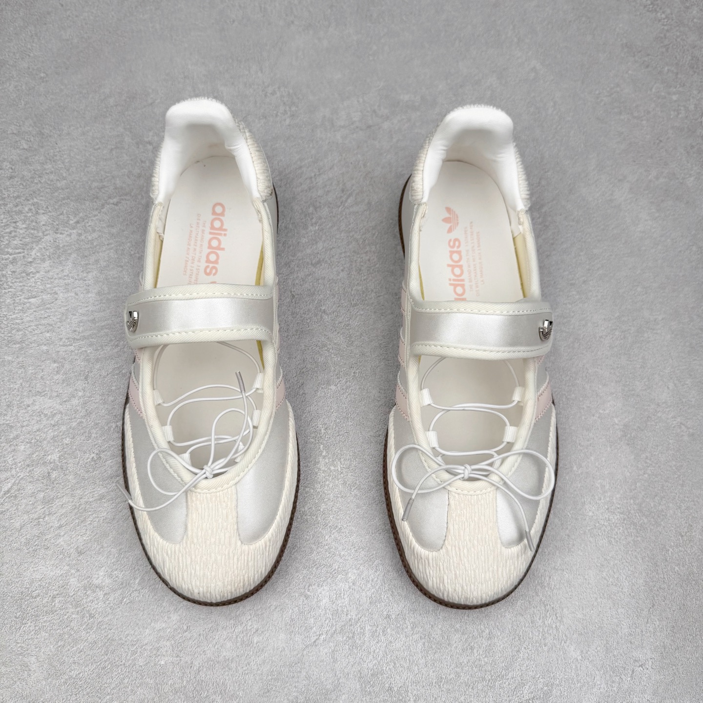 图片[2]-AD Original Samba OG 复古经典轻便板鞋 JR4482 这款桑巴鞋展示了高质量的工艺 带有装饰的超锁缝制和无缝的手感 柔软、柔软的皮革造型和标志性的3条纹完成了精致的外观 正规合身鞋带 鞋面上有绒面鞋垫 橡胶鞋底 享受正畸套筒软感 自50年代首次亮相以来就一直在赢得粉丝的青睐 尺码：36 36.5 37.5 38 38.5 39 40 40.5 41 42 42.5 43 44 44.5 45-选品中心