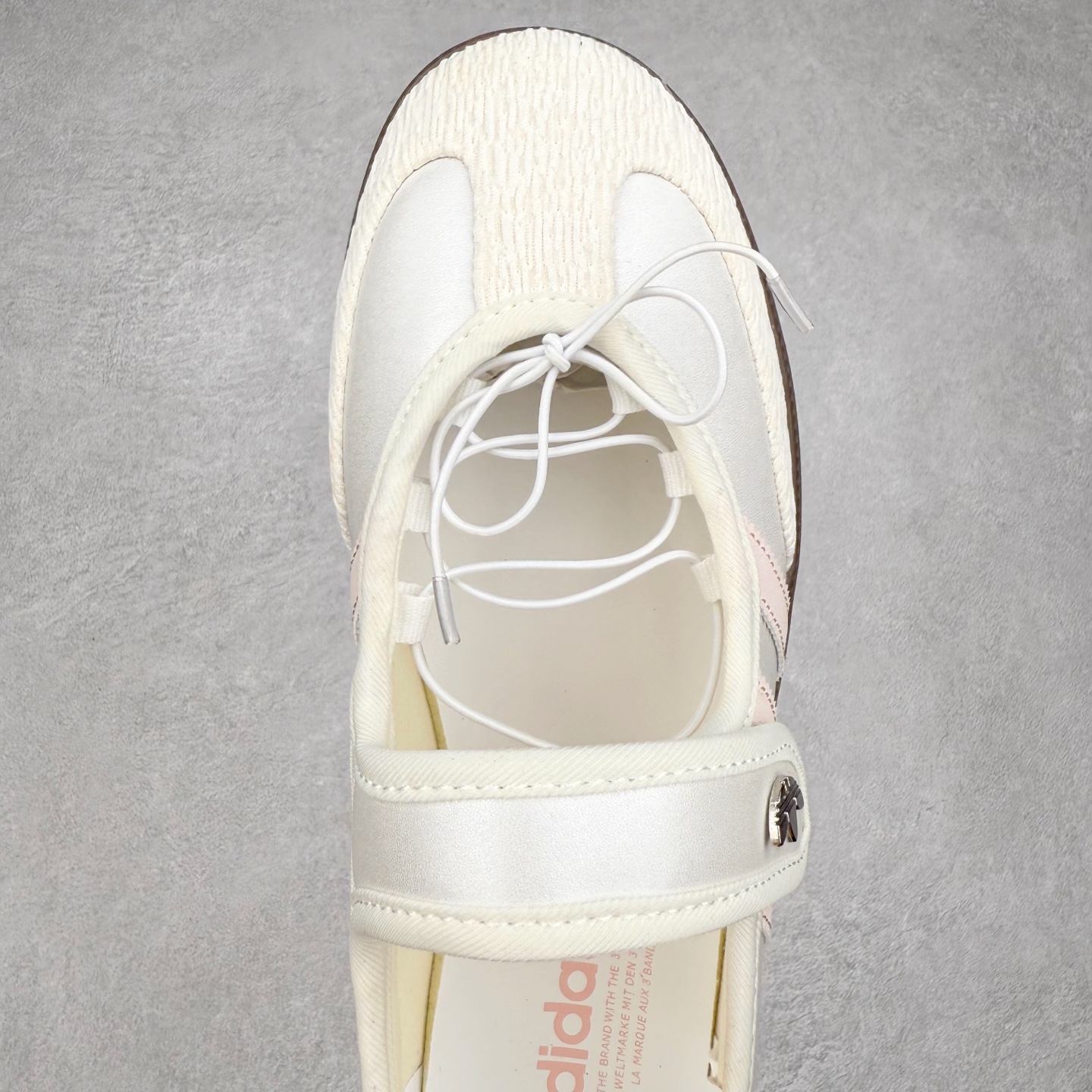 图片[4]-AD Original Samba OG 复古经典轻便板鞋 JR4482 这款桑巴鞋展示了高质量的工艺 带有装饰的超锁缝制和无缝的手感 柔软、柔软的皮革造型和标志性的3条纹完成了精致的外观 正规合身鞋带 鞋面上有绒面鞋垫 橡胶鞋底 享受正畸套筒软感 自50年代首次亮相以来就一直在赢得粉丝的青睐 尺码：36 36.5 37.5 38 38.5 39 40 40.5 41 42 42.5 43 44 44.5 45-选品中心