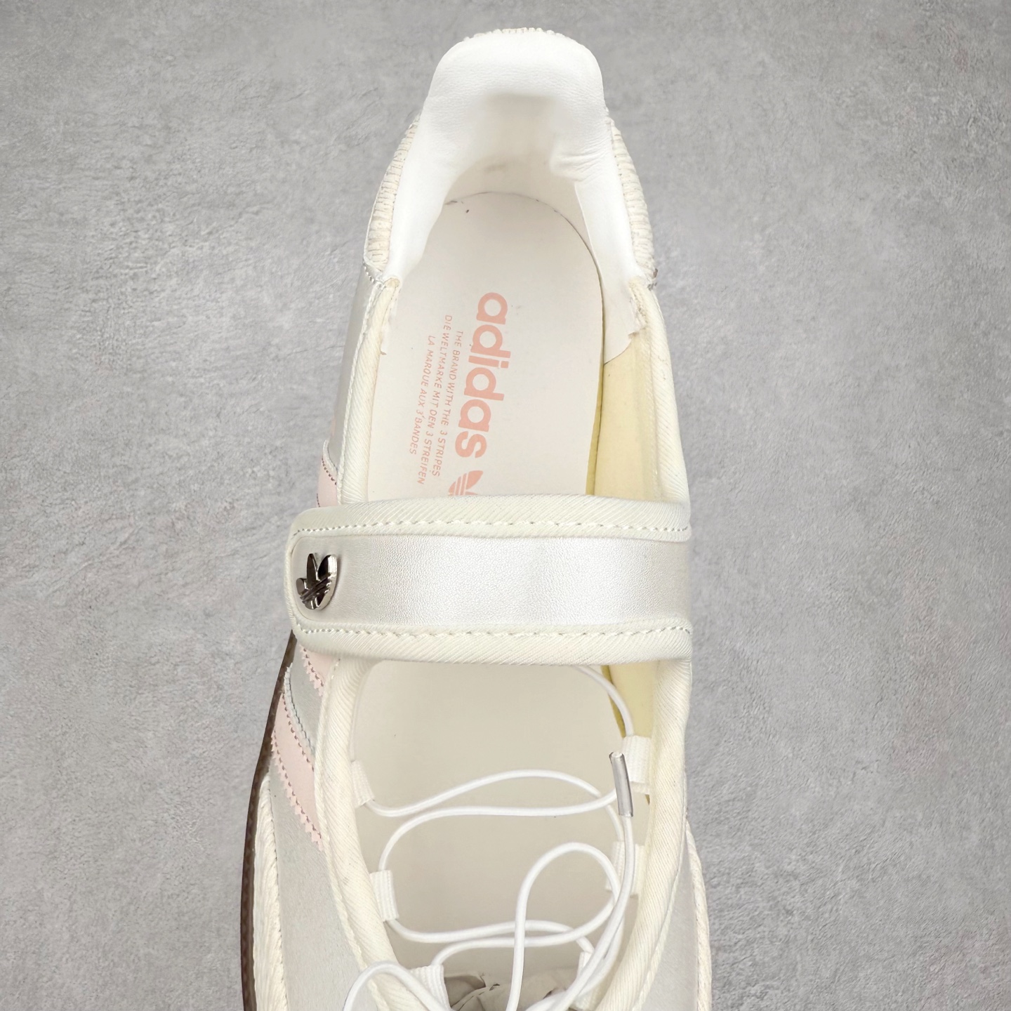 图片[5]-AD Original Samba OG 复古经典轻便板鞋 JR4482 这款桑巴鞋展示了高质量的工艺 带有装饰的超锁缝制和无缝的手感 柔软、柔软的皮革造型和标志性的3条纹完成了精致的外观 正规合身鞋带 鞋面上有绒面鞋垫 橡胶鞋底 享受正畸套筒软感 自50年代首次亮相以来就一直在赢得粉丝的青睐 尺码：36 36.5 37.5 38 38.5 39 40 40.5 41 42 42.5 43 44 44.5 45-选品中心