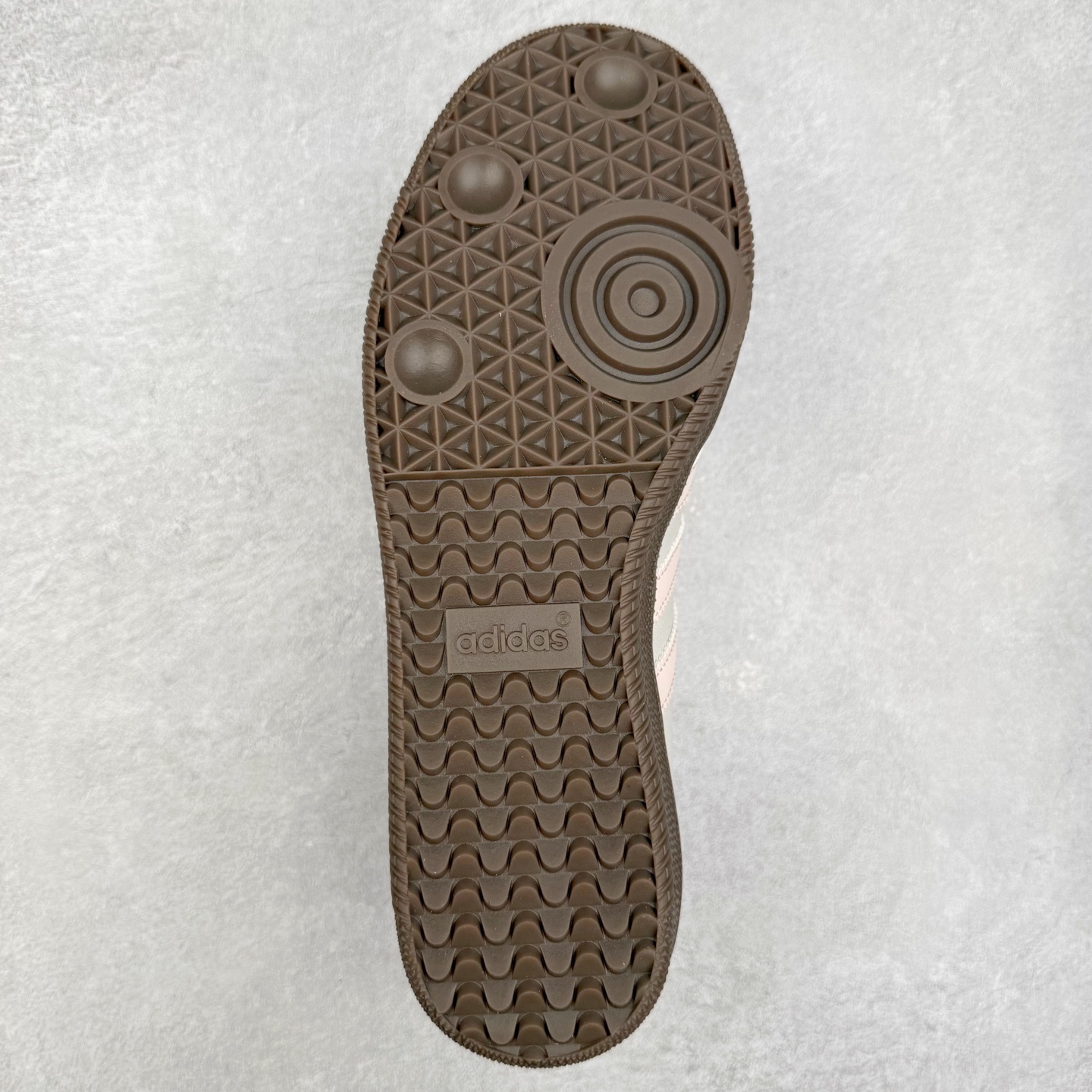 图片[9]-AD Original Samba OG 复古经典轻便板鞋 JR4482 这款桑巴鞋展示了高质量的工艺 带有装饰的超锁缝制和无缝的手感 柔软、柔软的皮革造型和标志性的3条纹完成了精致的外观 正规合身鞋带 鞋面上有绒面鞋垫 橡胶鞋底 享受正畸套筒软感 自50年代首次亮相以来就一直在赢得粉丝的青睐 尺码：36 36.5 37.5 38 38.5 39 40 40.5 41 42 42.5 43 44 44.5 45-选品中心