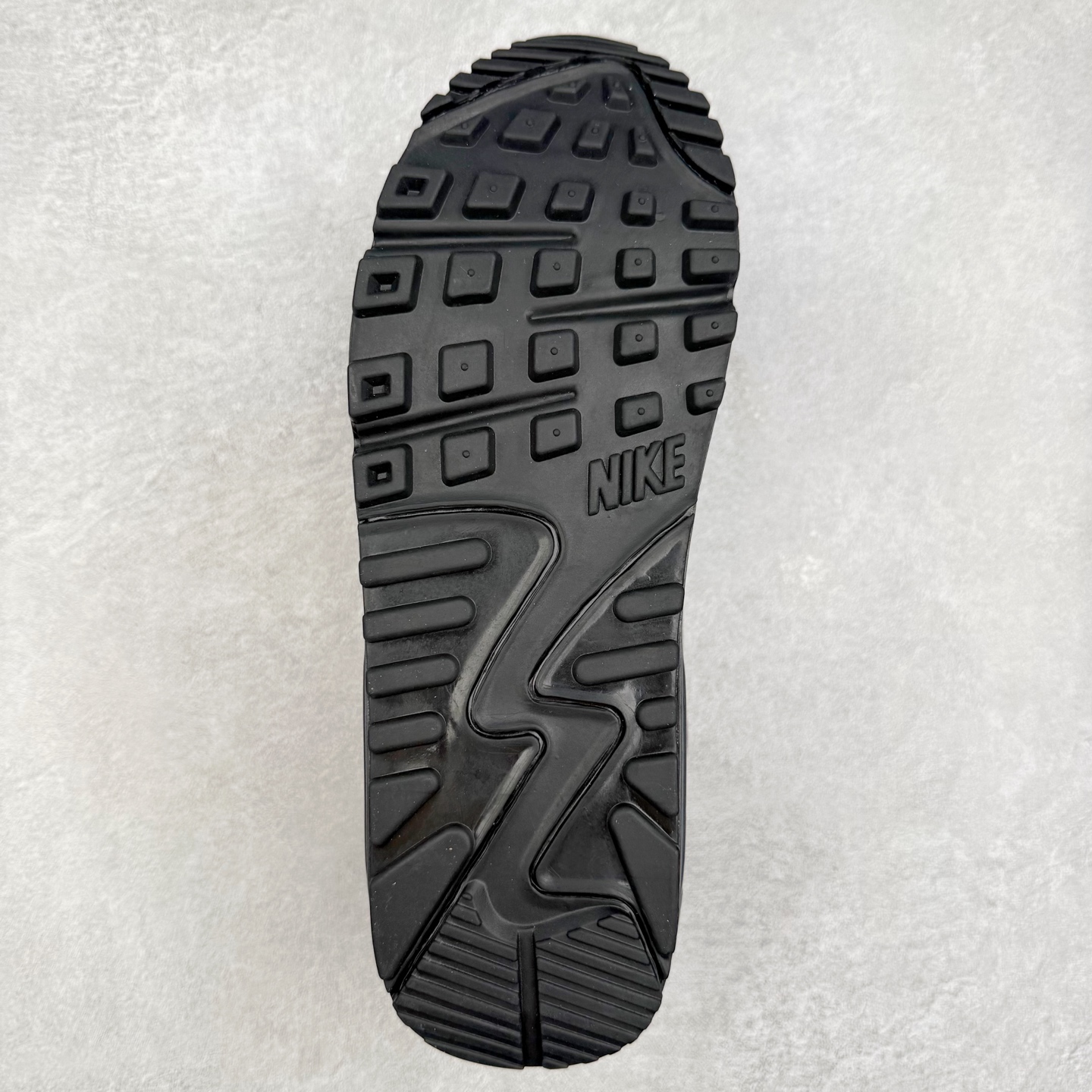 图片[9]-＃MX版 NK Air MAX 90 气垫复古减震跑步鞋 IB7680-001 经典重温 独家陆续补货 外单专供大厂出品 品质稳定 一百余色 终端操作 Air Max 90于1990年推出 来自Air Max系列 在Air Max 1的基础上改进而得 增加了气垫面积 外型上也更为流线 最特別的就是加入了菱纹塑胶嵌板 为Air Max 90增添了许多潮流气息 皮革鞋面 造就出色耐穿性和支撑力 Max Air缓震配置搭配泡棉中底 令Air Max 90轻盈而舒适 华夫格橡胶外底 铸就Air Max 90非凡的抓地力 而Air Max 90不仅是一双跑鞋 它成功跨越了时间的演进 成为了球鞋文化与潮流圈中最熟为人知的鞋款之一 尺码：36 36.5 37.5 38 38.5 39 40 40.5 41 42 42.5 43 44 44.5 45-选品中心