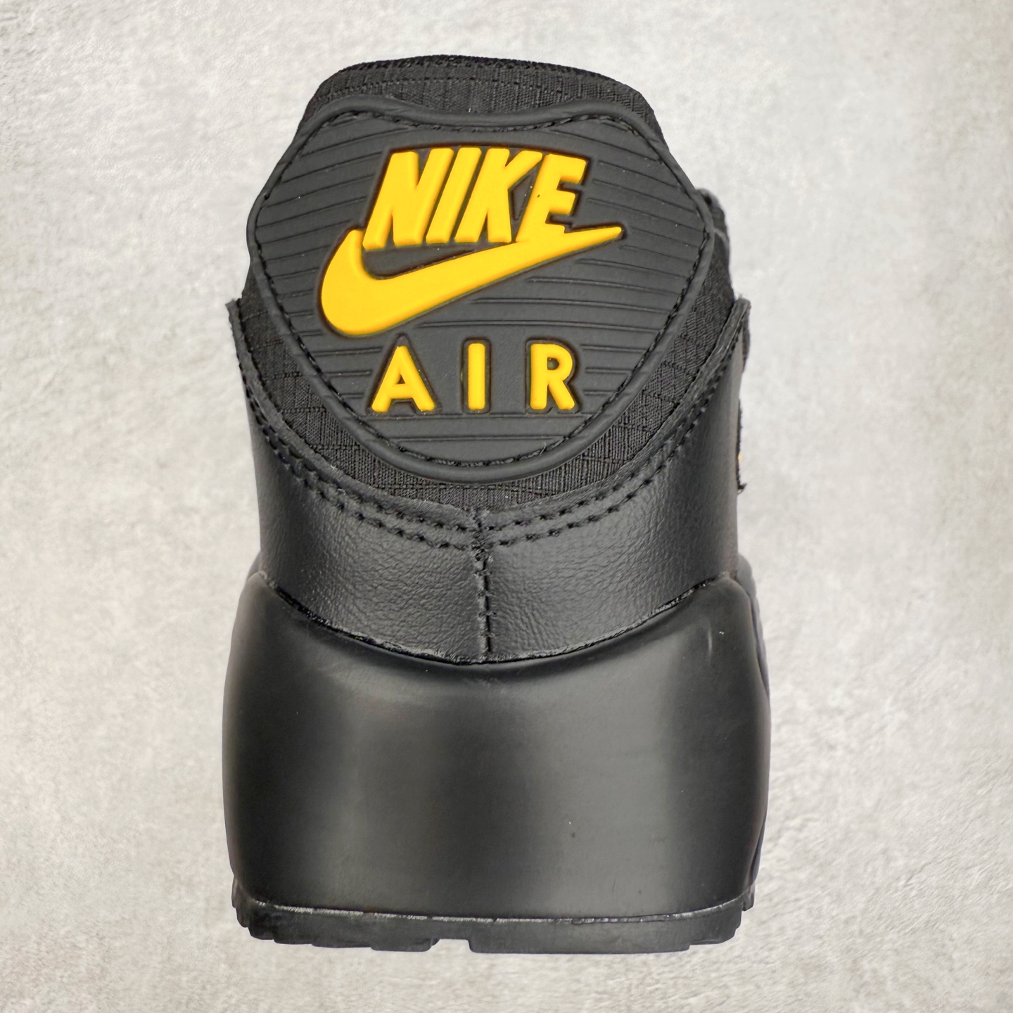 图片[8]-＃MX版 NK Air MAX 90 气垫复古减震跑步鞋 IB7680-001 经典重温 独家陆续补货 外单专供大厂出品 品质稳定 一百余色 终端操作 Air Max 90于1990年推出 来自Air Max系列 在Air Max 1的基础上改进而得 增加了气垫面积 外型上也更为流线 最特別的就是加入了菱纹塑胶嵌板 为Air Max 90增添了许多潮流气息 皮革鞋面 造就出色耐穿性和支撑力 Max Air缓震配置搭配泡棉中底 令Air Max 90轻盈而舒适 华夫格橡胶外底 铸就Air Max 90非凡的抓地力 而Air Max 90不仅是一双跑鞋 它成功跨越了时间的演进 成为了球鞋文化与潮流圈中最熟为人知的鞋款之一 尺码：36 36.5 37.5 38 38.5 39 40 40.5 41 42 42.5 43 44 44.5 45-选品中心