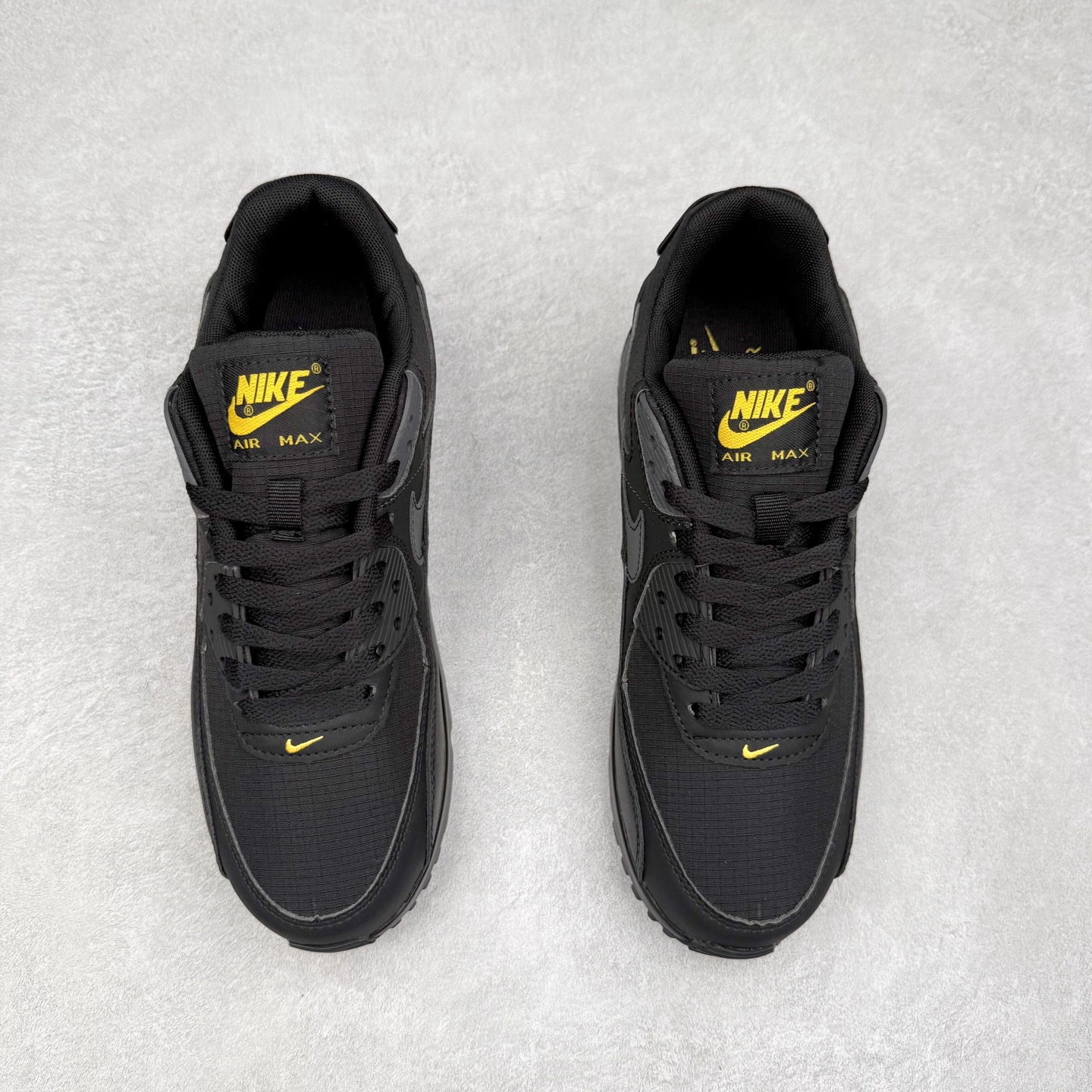 图片[2]-＃MX版 NK Air MAX 90 气垫复古减震跑步鞋 IB7680-001 经典重温 独家陆续补货 外单专供大厂出品 品质稳定 一百余色 终端操作 Air Max 90于1990年推出 来自Air Max系列 在Air Max 1的基础上改进而得 增加了气垫面积 外型上也更为流线 最特別的就是加入了菱纹塑胶嵌板 为Air Max 90增添了许多潮流气息 皮革鞋面 造就出色耐穿性和支撑力 Max Air缓震配置搭配泡棉中底 令Air Max 90轻盈而舒适 华夫格橡胶外底 铸就Air Max 90非凡的抓地力 而Air Max 90不仅是一双跑鞋 它成功跨越了时间的演进 成为了球鞋文化与潮流圈中最熟为人知的鞋款之一 尺码：36 36.5 37.5 38 38.5 39 40 40.5 41 42 42.5 43 44 44.5 45-选品中心