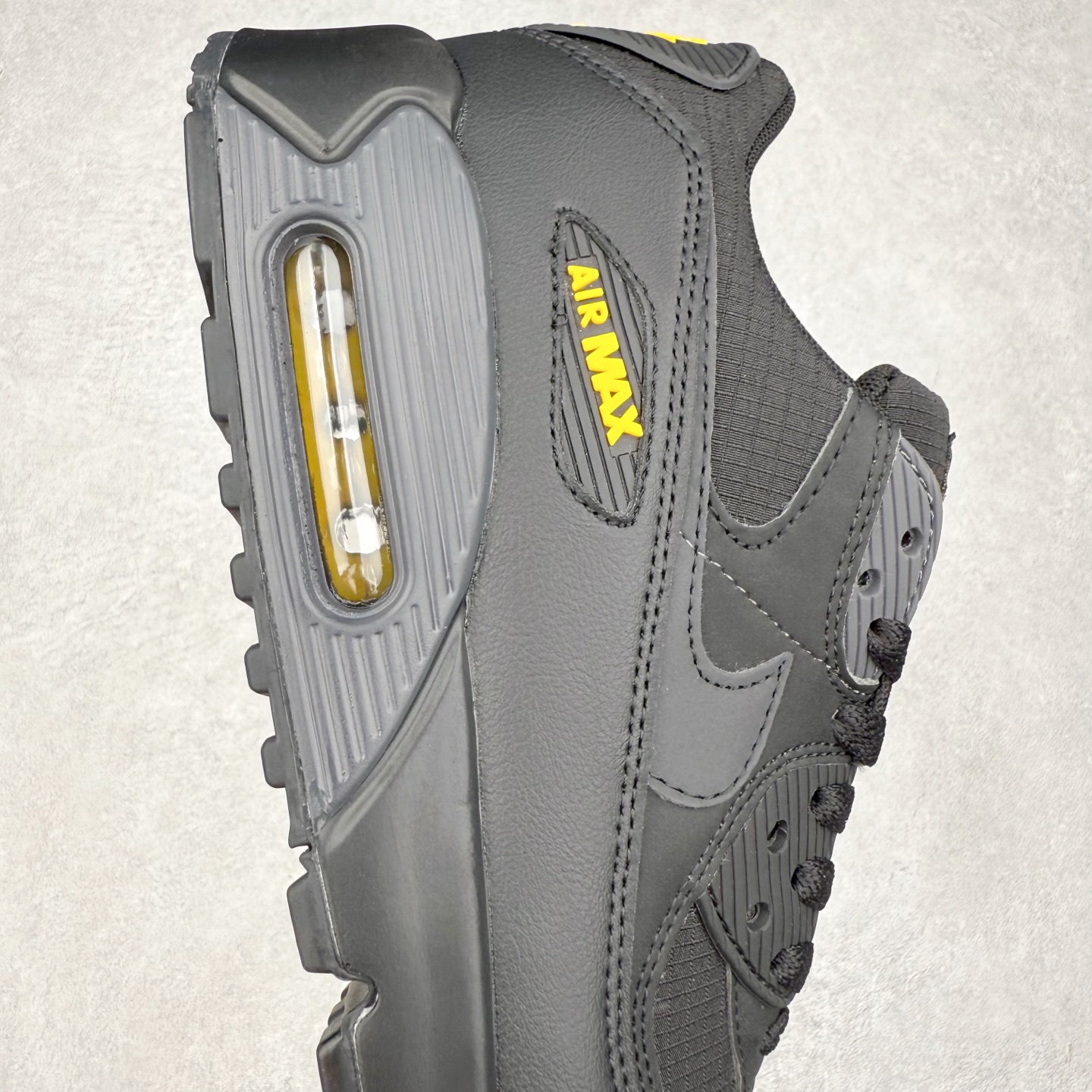 图片[6]-＃MX版 NK Air MAX 90 气垫复古减震跑步鞋 IB7680-001 经典重温 独家陆续补货 外单专供大厂出品 品质稳定 一百余色 终端操作 Air Max 90于1990年推出 来自Air Max系列 在Air Max 1的基础上改进而得 增加了气垫面积 外型上也更为流线 最特別的就是加入了菱纹塑胶嵌板 为Air Max 90增添了许多潮流气息 皮革鞋面 造就出色耐穿性和支撑力 Max Air缓震配置搭配泡棉中底 令Air Max 90轻盈而舒适 华夫格橡胶外底 铸就Air Max 90非凡的抓地力 而Air Max 90不仅是一双跑鞋 它成功跨越了时间的演进 成为了球鞋文化与潮流圈中最熟为人知的鞋款之一 尺码：36 36.5 37.5 38 38.5 39 40 40.5 41 42 42.5 43 44 44.5 45-选品中心