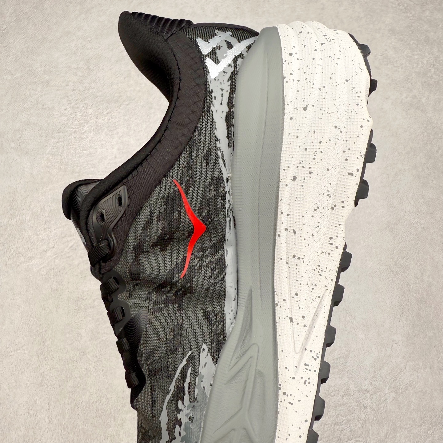 图片[7]-HOKA ONE ONE Stinson 7 ATR 斯廷森7代系列低帮全地形厚底轻量运动越野跑鞋 HOKA ONE ONE总是以独特的方式 Stinson ATR 主打整个HOKA系列中最出色最厚中底设计 堪称名副其实的“减震王” 这一款多功能全地形跑鞋采用以废旧塑料制成的尤尼菲 Reprieve再生面料 比其前代产品的重量更轻、稳定性更高 与鞋带一体化设计的全新孔眼可提供独立的支撑 精心打磨的后跟鞋口圈可带来松软契合的舒适脚感 而紧密分布的凸耳则可以确保绝佳的稳定性 尺码：36 36.5 37.5 38 38.5 39 40 40.5 41 42 42.5 43 44 44.5 45-选品中心