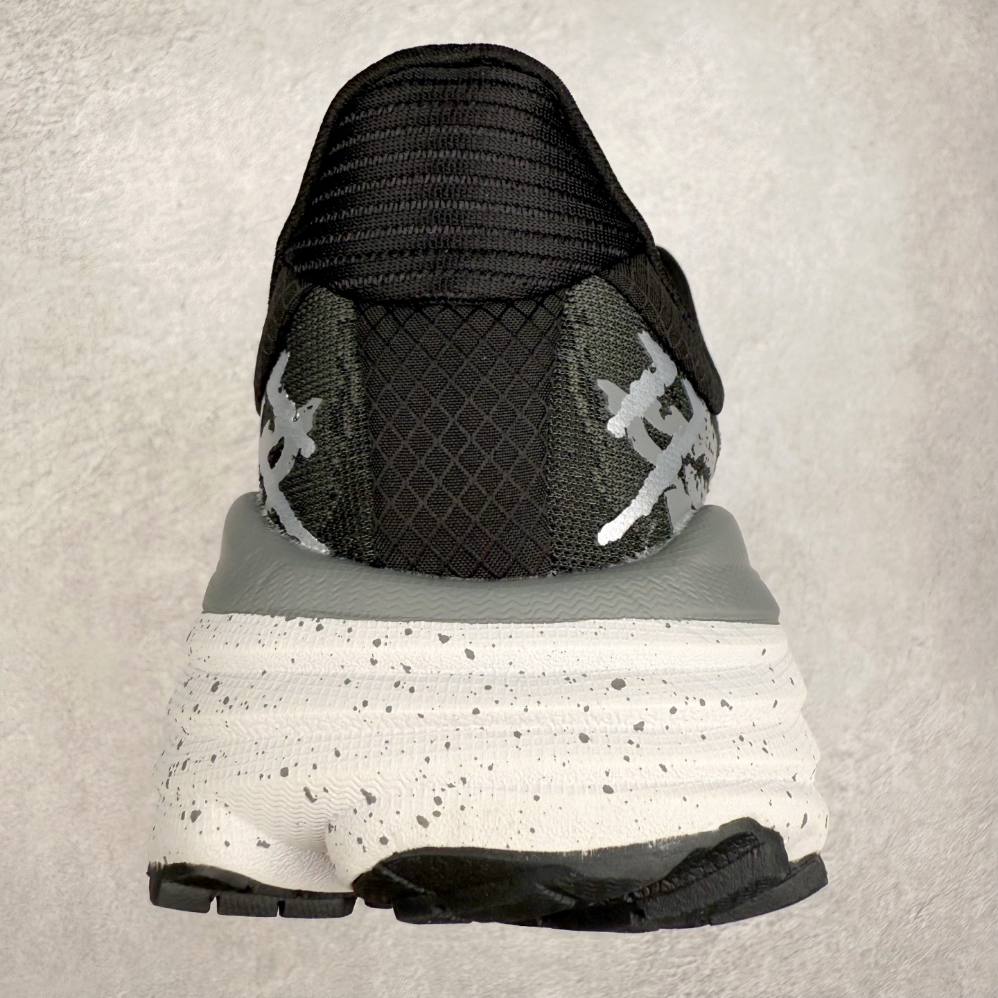 图片[8]-HOKA ONE ONE Stinson 7 ATR 斯廷森7代系列低帮全地形厚底轻量运动越野跑鞋 HOKA ONE ONE总是以独特的方式 Stinson ATR 主打整个HOKA系列中最出色最厚中底设计 堪称名副其实的“减震王” 这一款多功能全地形跑鞋采用以废旧塑料制成的尤尼菲 Reprieve再生面料 比其前代产品的重量更轻、稳定性更高 与鞋带一体化设计的全新孔眼可提供独立的支撑 精心打磨的后跟鞋口圈可带来松软契合的舒适脚感 而紧密分布的凸耳则可以确保绝佳的稳定性 尺码：36 36.5 37.5 38 38.5 39 40 40.5 41 42 42.5 43 44 44.5 45-选品中心