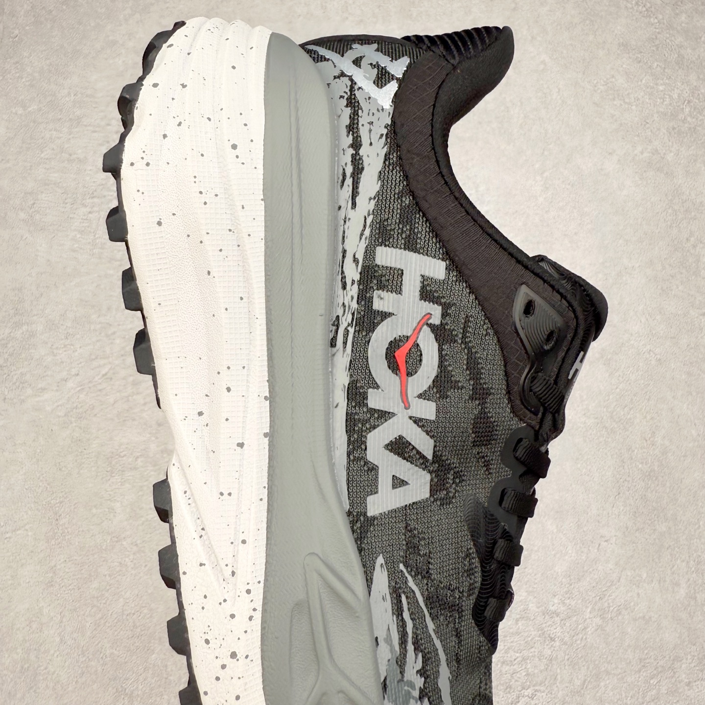 图片[6]-HOKA ONE ONE Stinson 7 ATR 斯廷森7代系列低帮全地形厚底轻量运动越野跑鞋 HOKA ONE ONE总是以独特的方式 Stinson ATR 主打整个HOKA系列中最出色最厚中底设计 堪称名副其实的“减震王” 这一款多功能全地形跑鞋采用以废旧塑料制成的尤尼菲 Reprieve再生面料 比其前代产品的重量更轻、稳定性更高 与鞋带一体化设计的全新孔眼可提供独立的支撑 精心打磨的后跟鞋口圈可带来松软契合的舒适脚感 而紧密分布的凸耳则可以确保绝佳的稳定性 尺码：36 36.5 37.5 38 38.5 39 40 40.5 41 42 42.5 43 44 44.5 45-选品中心