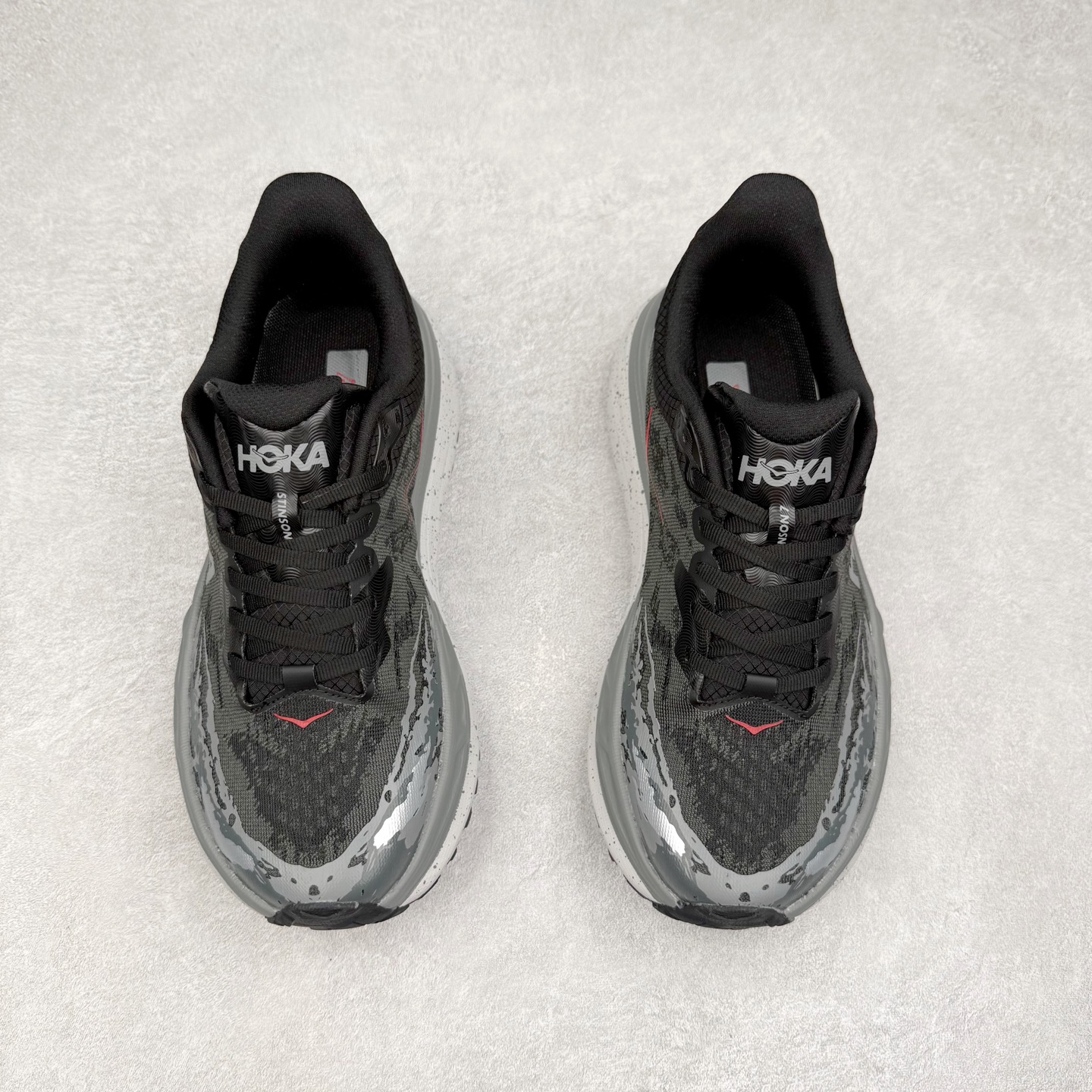 图片[2]-HOKA ONE ONE Stinson 7 ATR 斯廷森7代系列低帮全地形厚底轻量运动越野跑鞋 HOKA ONE ONE总是以独特的方式 Stinson ATR 主打整个HOKA系列中最出色最厚中底设计 堪称名副其实的“减震王” 这一款多功能全地形跑鞋采用以废旧塑料制成的尤尼菲 Reprieve再生面料 比其前代产品的重量更轻、稳定性更高 与鞋带一体化设计的全新孔眼可提供独立的支撑 精心打磨的后跟鞋口圈可带来松软契合的舒适脚感 而紧密分布的凸耳则可以确保绝佳的稳定性 尺码：36 36.5 37.5 38 38.5 39 40 40.5 41 42 42.5 43 44 44.5 45-选品中心