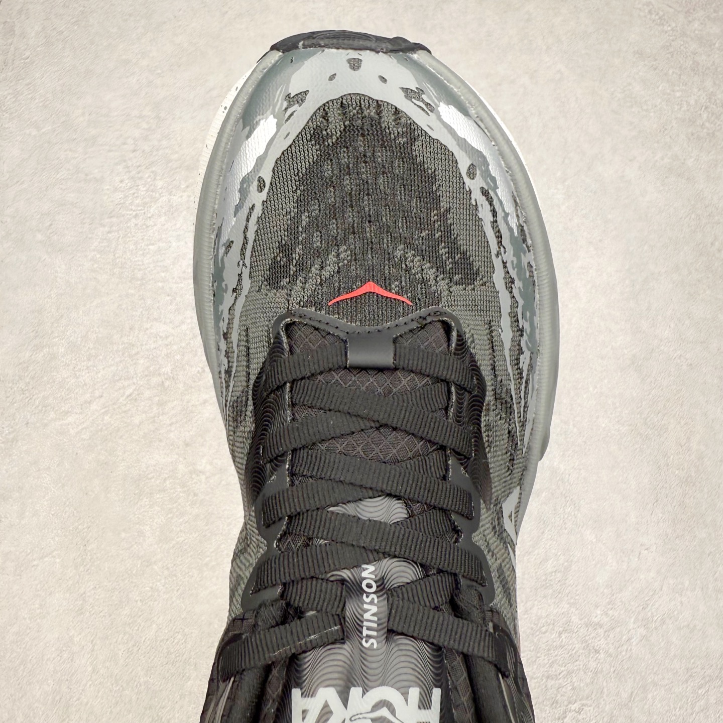 图片[4]-HOKA ONE ONE Stinson 7 ATR 斯廷森7代系列低帮全地形厚底轻量运动越野跑鞋 HOKA ONE ONE总是以独特的方式 Stinson ATR 主打整个HOKA系列中最出色最厚中底设计 堪称名副其实的“减震王” 这一款多功能全地形跑鞋采用以废旧塑料制成的尤尼菲 Reprieve再生面料 比其前代产品的重量更轻、稳定性更高 与鞋带一体化设计的全新孔眼可提供独立的支撑 精心打磨的后跟鞋口圈可带来松软契合的舒适脚感 而紧密分布的凸耳则可以确保绝佳的稳定性 尺码：36 36.5 37.5 38 38.5 39 40 40.5 41 42 42.5 43 44 44.5 45-选品中心