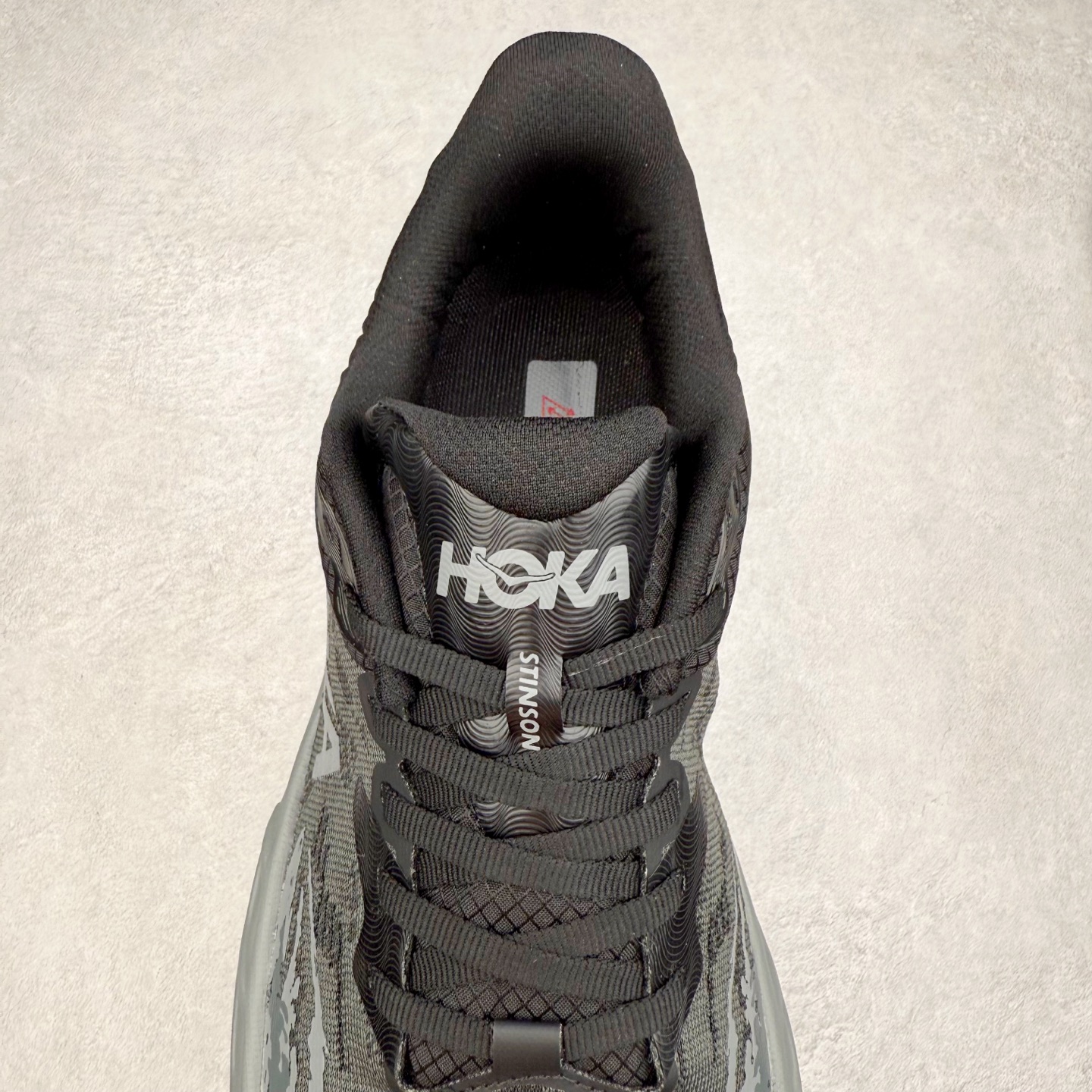 图片[5]-HOKA ONE ONE Stinson 7 ATR 斯廷森7代系列低帮全地形厚底轻量运动越野跑鞋 HOKA ONE ONE总是以独特的方式 Stinson ATR 主打整个HOKA系列中最出色最厚中底设计 堪称名副其实的“减震王” 这一款多功能全地形跑鞋采用以废旧塑料制成的尤尼菲 Reprieve再生面料 比其前代产品的重量更轻、稳定性更高 与鞋带一体化设计的全新孔眼可提供独立的支撑 精心打磨的后跟鞋口圈可带来松软契合的舒适脚感 而紧密分布的凸耳则可以确保绝佳的稳定性 尺码：36 36.5 37.5 38 38.5 39 40 40.5 41 42 42.5 43 44 44.5 45-选品中心