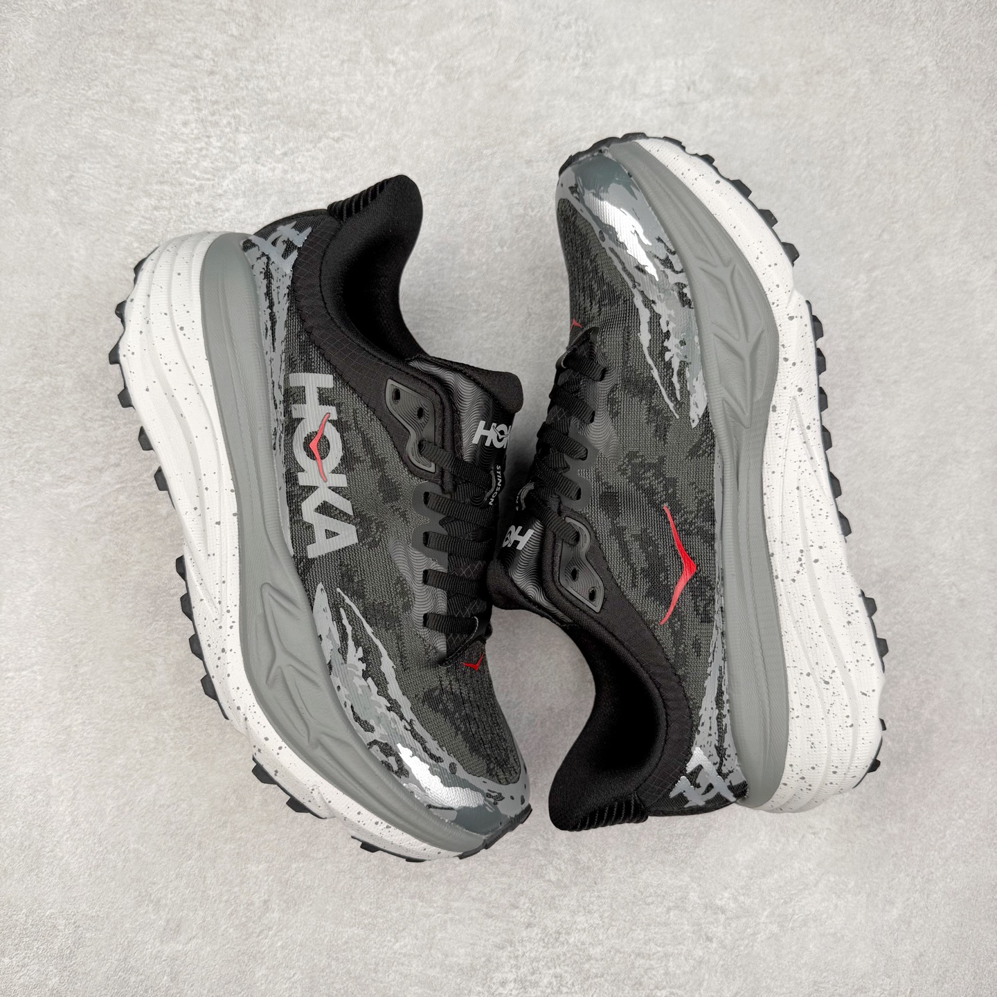 图片[3]-HOKA ONE ONE Stinson 7 ATR 斯廷森7代系列低帮全地形厚底轻量运动越野跑鞋 HOKA ONE ONE总是以独特的方式 Stinson ATR 主打整个HOKA系列中最出色最厚中底设计 堪称名副其实的“减震王” 这一款多功能全地形跑鞋采用以废旧塑料制成的尤尼菲 Reprieve再生面料 比其前代产品的重量更轻、稳定性更高 与鞋带一体化设计的全新孔眼可提供独立的支撑 精心打磨的后跟鞋口圈可带来松软契合的舒适脚感 而紧密分布的凸耳则可以确保绝佳的稳定性 尺码：36 36.5 37.5 38 38.5 39 40 40.5 41 42 42.5 43 44 44.5 45-选品中心