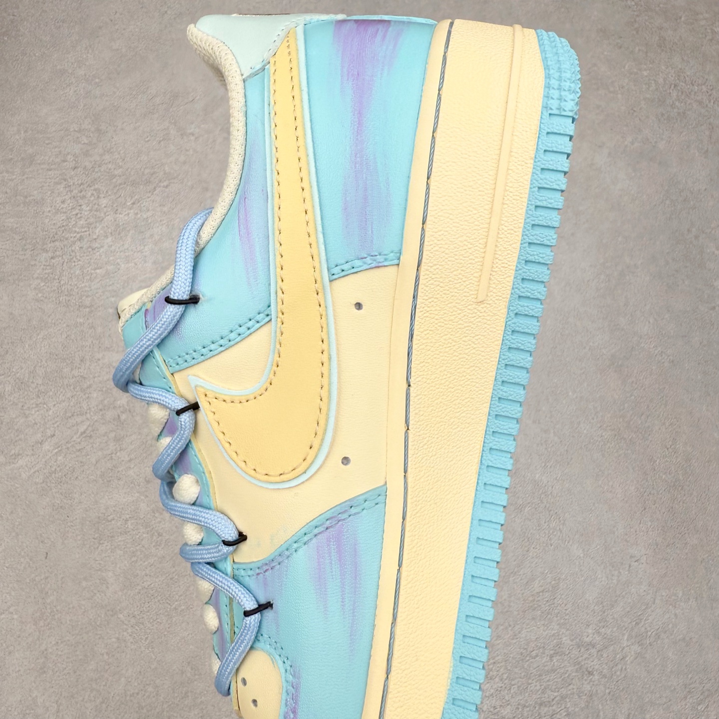 图片[7]-NK Air Force 1´07 Low 空军一号低帮百搭休闲运动板鞋 XL2332-555 柔软、弹性十足的缓震性能和出色的中底设计 横跨复古与现代的外型结合 造就出风靡全球 三十多年的Force 1 直到今天还深受青睐 实拍调校N版已经零色差零失真 百分百还原实物色彩所见即所得 不存在货不对板色差等低级问题 选购参考实物拍摄 不混卖不参货 只用心做好货严格选品 承诺混一赔十 尺码：36 36.5 37.5 38 38.5 39 40 40.5 41 42 42.5 43 44 44.5 45-选品中心