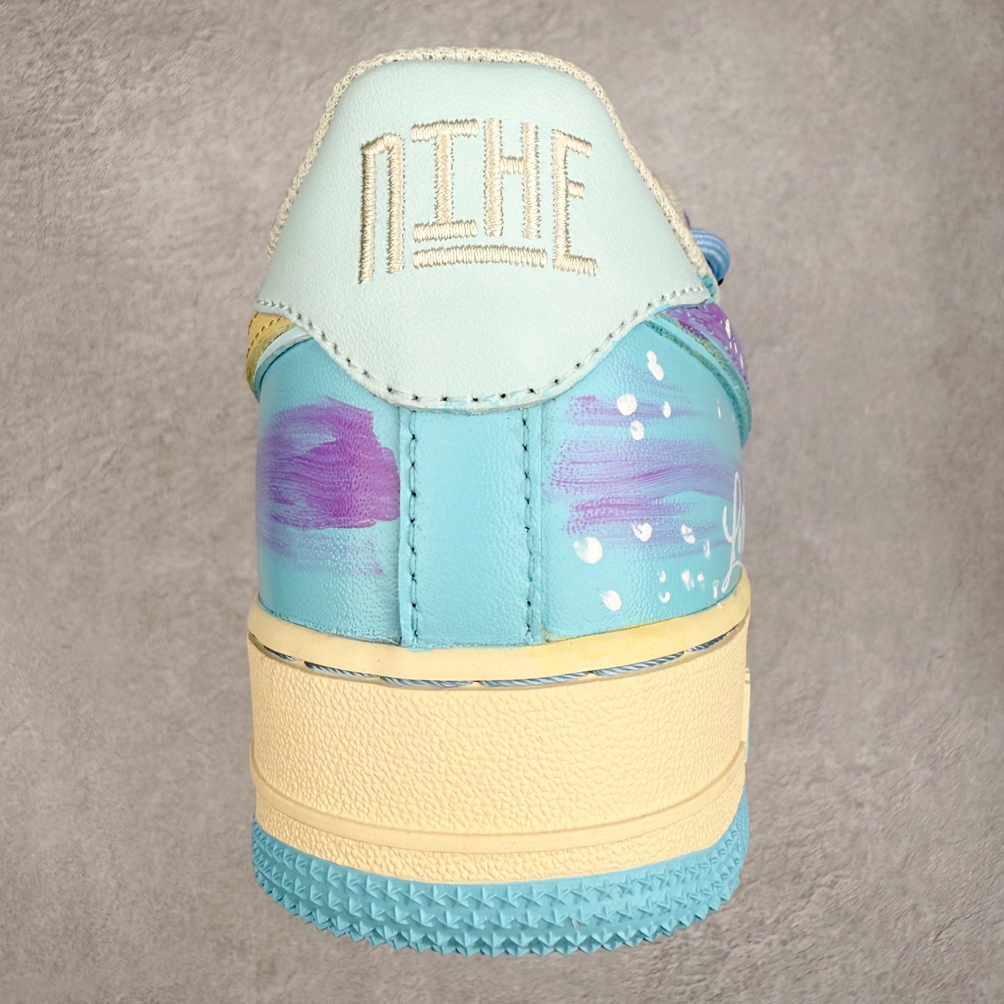 图片[8]-NK Air Force 1´07 Low 空军一号低帮百搭休闲运动板鞋 XL2332-555 柔软、弹性十足的缓震性能和出色的中底设计 横跨复古与现代的外型结合 造就出风靡全球 三十多年的Force 1 直到今天还深受青睐 实拍调校N版已经零色差零失真 百分百还原实物色彩所见即所得 不存在货不对板色差等低级问题 选购参考实物拍摄 不混卖不参货 只用心做好货严格选品 承诺混一赔十 尺码：36 36.5 37.5 38 38.5 39 40 40.5 41 42 42.5 43 44 44.5 45-选品中心